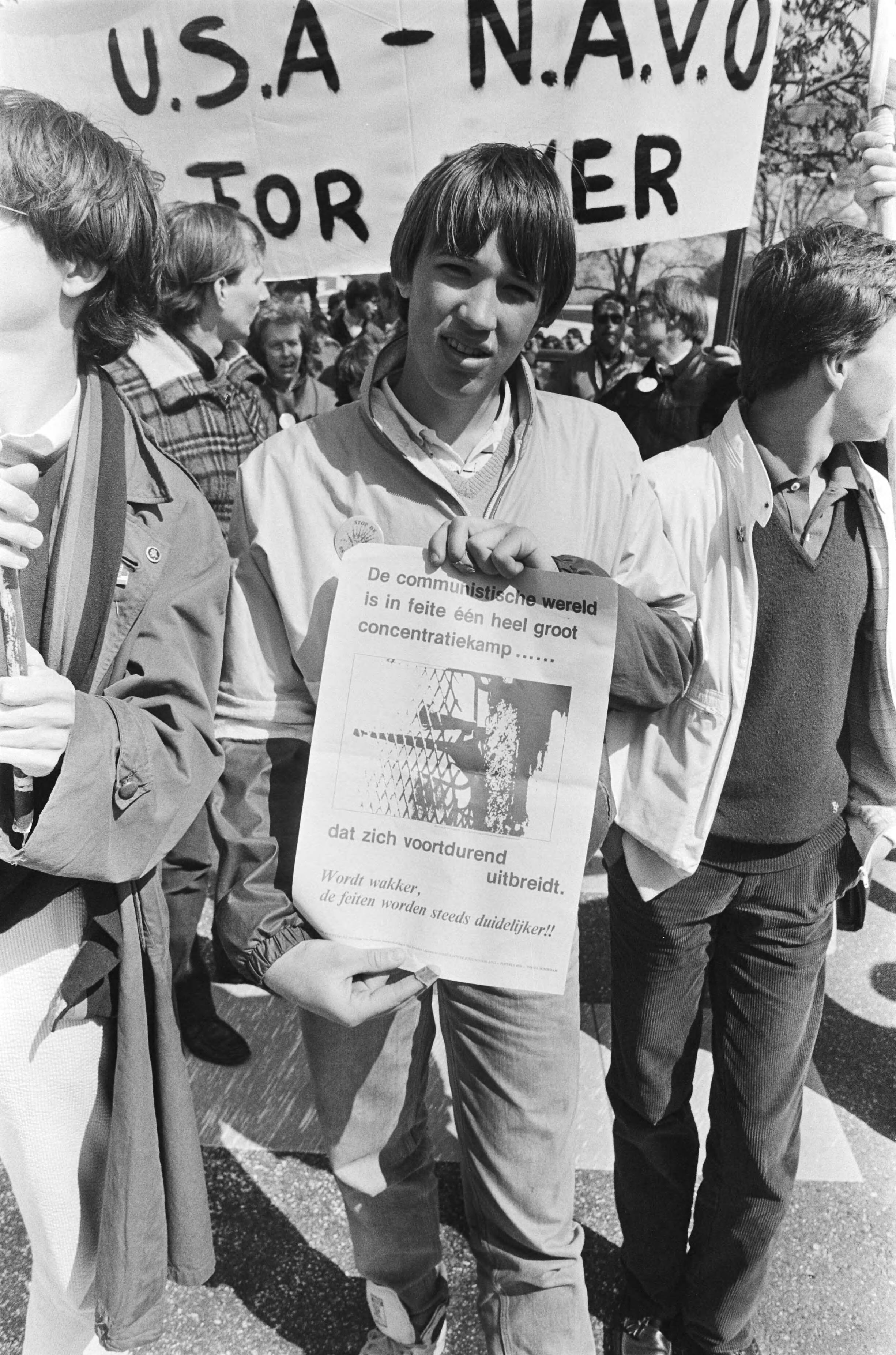Fotocollectie Anefo — Pro-Amerikademonstratie in Den Haag door de OSL Stichtingen georganiseerd. De demonstranten onderweg — Foto: Bogaerts, Rob / Anefo. Licentie: Set B: Rechtenvrij / Publiek Domein. Bron: Nationaal Archief. http://hdl.handle.net/10648/ad15e77a-d0b4-102d-bcf8-003048976d84