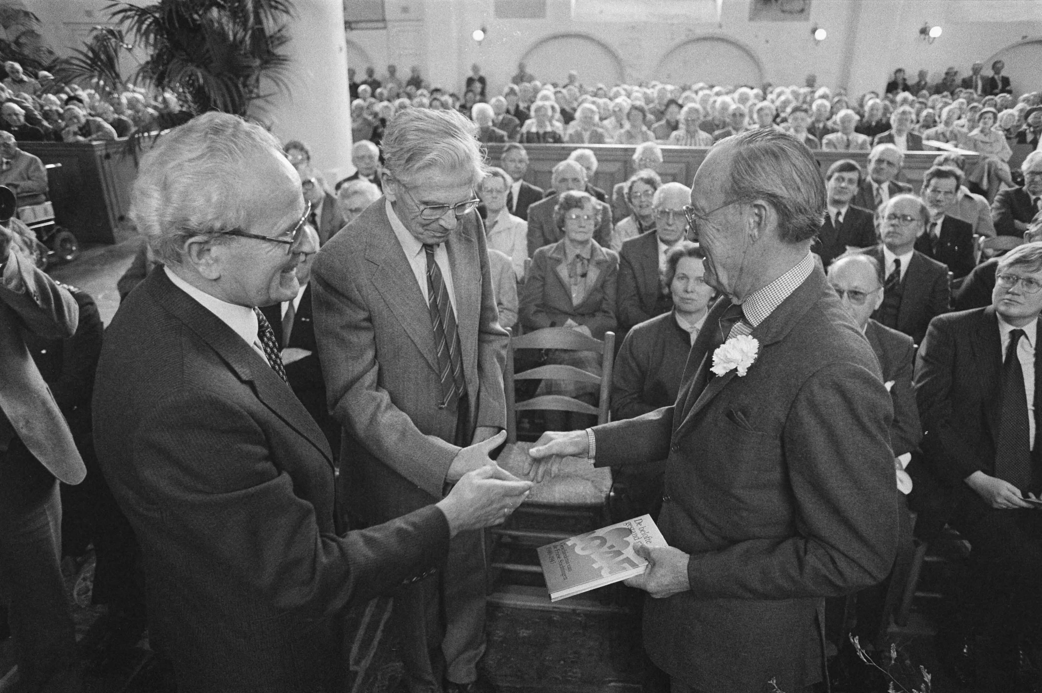 Fotocollectie Anefo — Prins Bernhard ontsnapt aan gasontploffing na opening van de tentoonstelling "Vrijheid" in Leeuwarden; de ravage na de ontploffing — Foto: Bogaerts, Rob / Anefo. Licentie: Set B: Rechtenvrij / Publiek Domein. Bron: Nationaal Archief. http://hdl.handle.net/10648/ad454ec0-d0b4-102d-bcf8-003048976d84