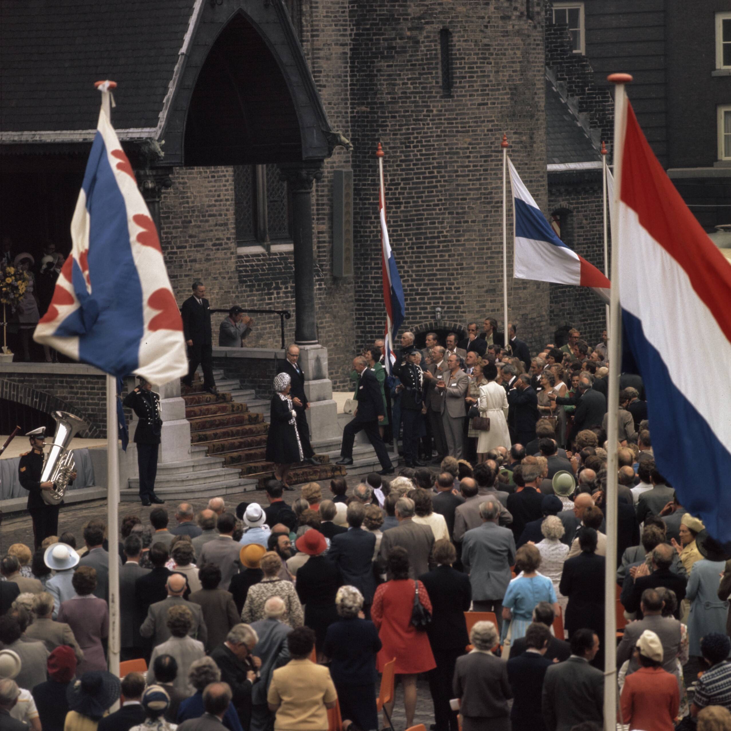 Fotocollectie Anefo — Koninklijke Familie bij viering Regeringsjubileum in Den Haag ; overzichten Binnenhof tijdens koffiemaaltijd — Foto: Mieremet, Rob / Anefo. Licentie: Set B: Rechtenvrij / Publiek Domein. Bron: Nationaal Archief. http://hdl.handle.net/10648/ad9299aa-d0b4-102d-bcf8-003048976d84