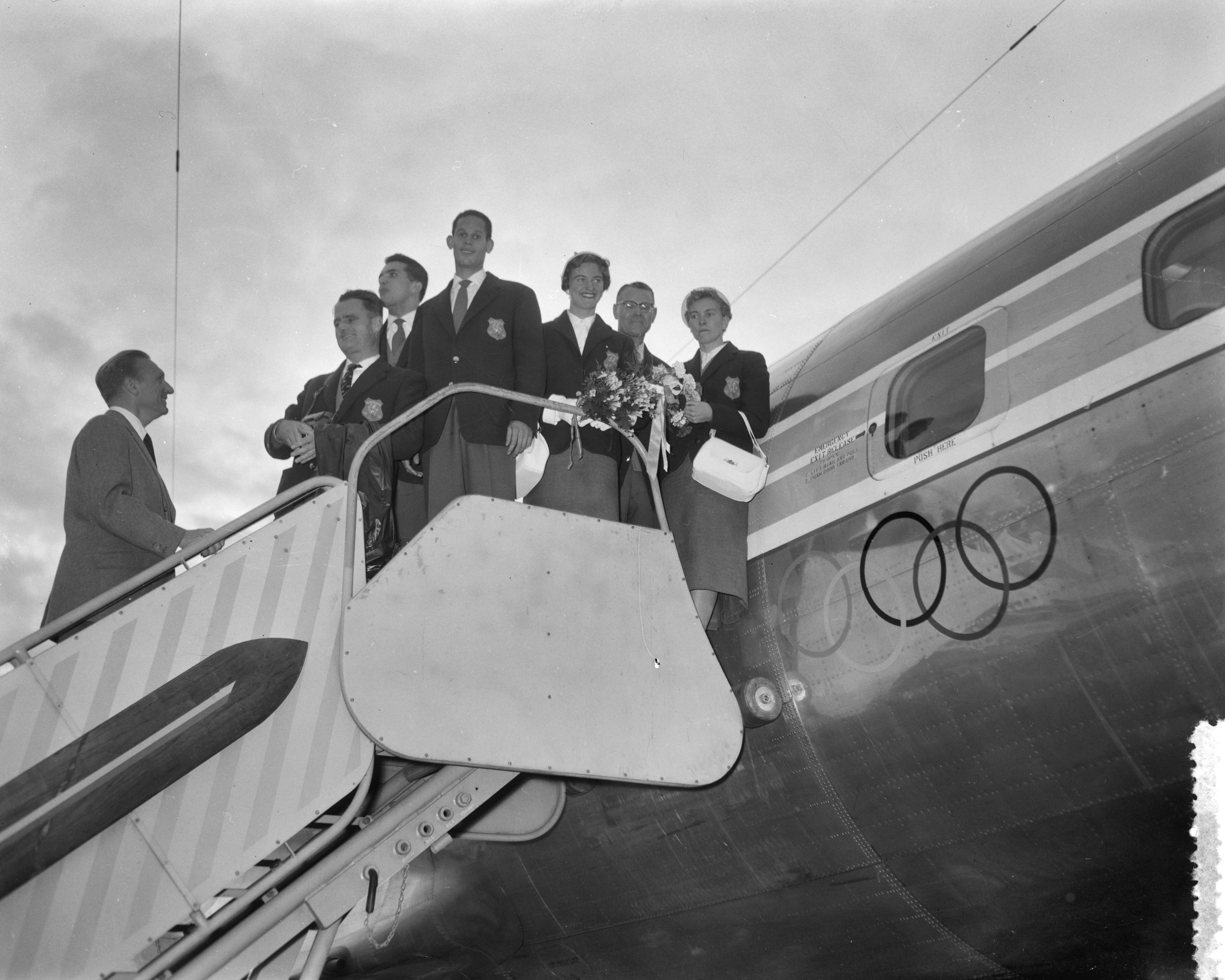 Fotocollectie Anefo — Vertrek op Schiphol van Nederlandse deelnemers aan de Olympische Spelen in Melbourne. Vlnr. directeur NOC, dr. W. Van Zijl , Eef Kamerbeek , Henk Visser , Puck van Duyne-Brouwer, KNAU coach J. Grotewaal en Dini Hobers — Foto: Pot, Harry / Anefo. Licentie: Set B: Rechtenvrij / Publiek Domein. Bron: Nationaal Archief. http://hdl.handle.net/10648/a951b18c-d0b4-102d-bcf8-003048976d84
