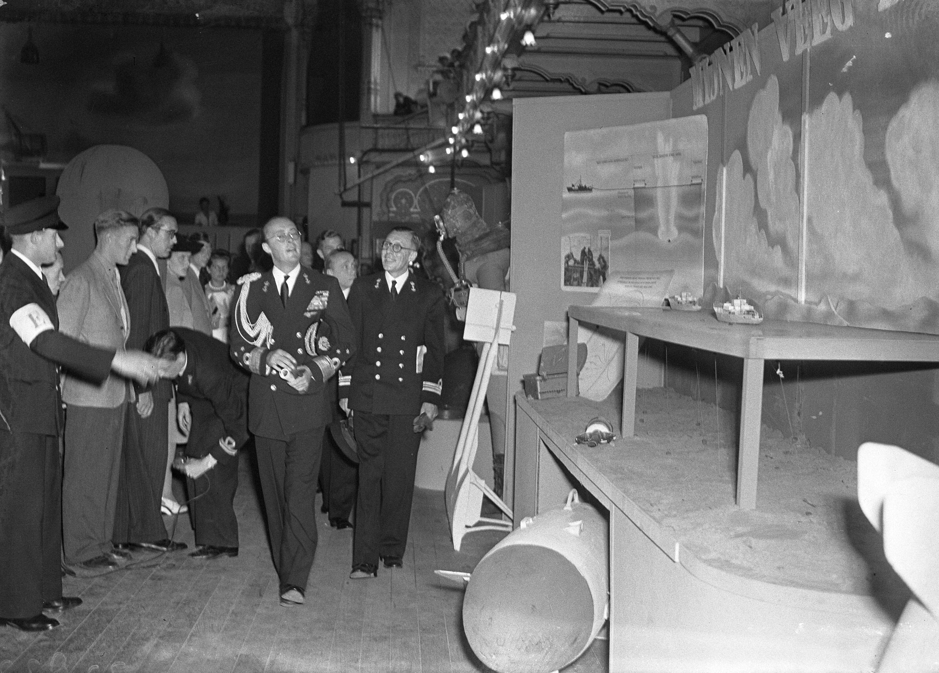 Opening marinetentoonstelling in de Dierentuin te Den Haag door prins Bernhard — Tijdens de rondgang — Foto: Sagers, Harry / Anefo. Licentie: Set B: Rechtenvrij / Publiek Domein. Bron: Nationaal Archief. http://hdl.handle.net/10648/a8aaf4b4-d0b4-102d-bcf8-003048976d84