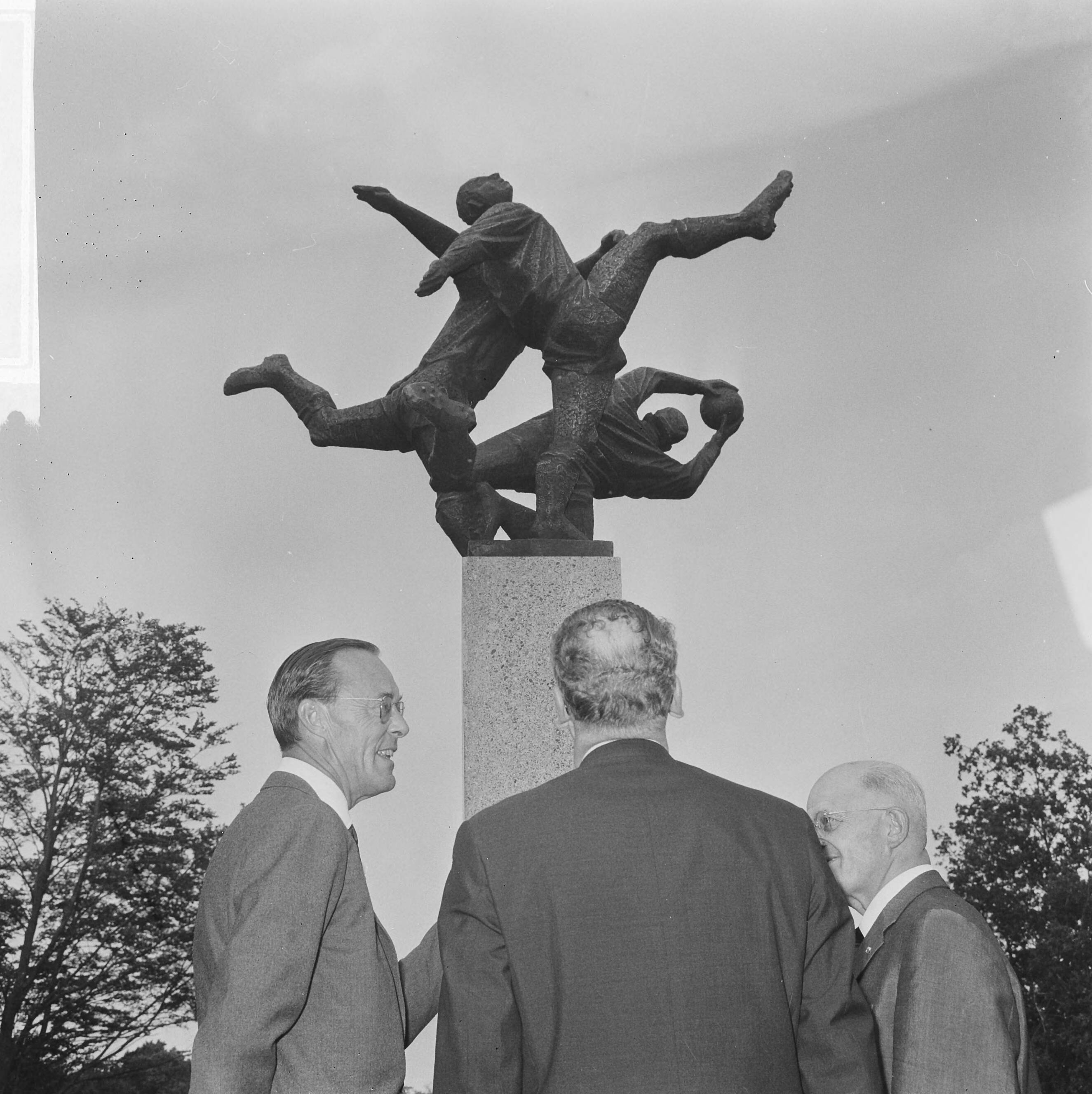Fotocollectie Anefo — Opening KNVB-sportcentrum te Zeist door prins Bernhard, vlnr. prins Bernhard, minister Vrolijk? en KNVB-voorzitter Toon Schröder bij het beeld "Voetballers" — Foto: Nijs, Jac. de / Anefo. Licentie: Set B: Rechtenvrij / Publiek Domein. Bron: Nationaal Archief. http://hdl.handle.net/10648/aac0c648-d0b4-102d-bcf8-003048976d84