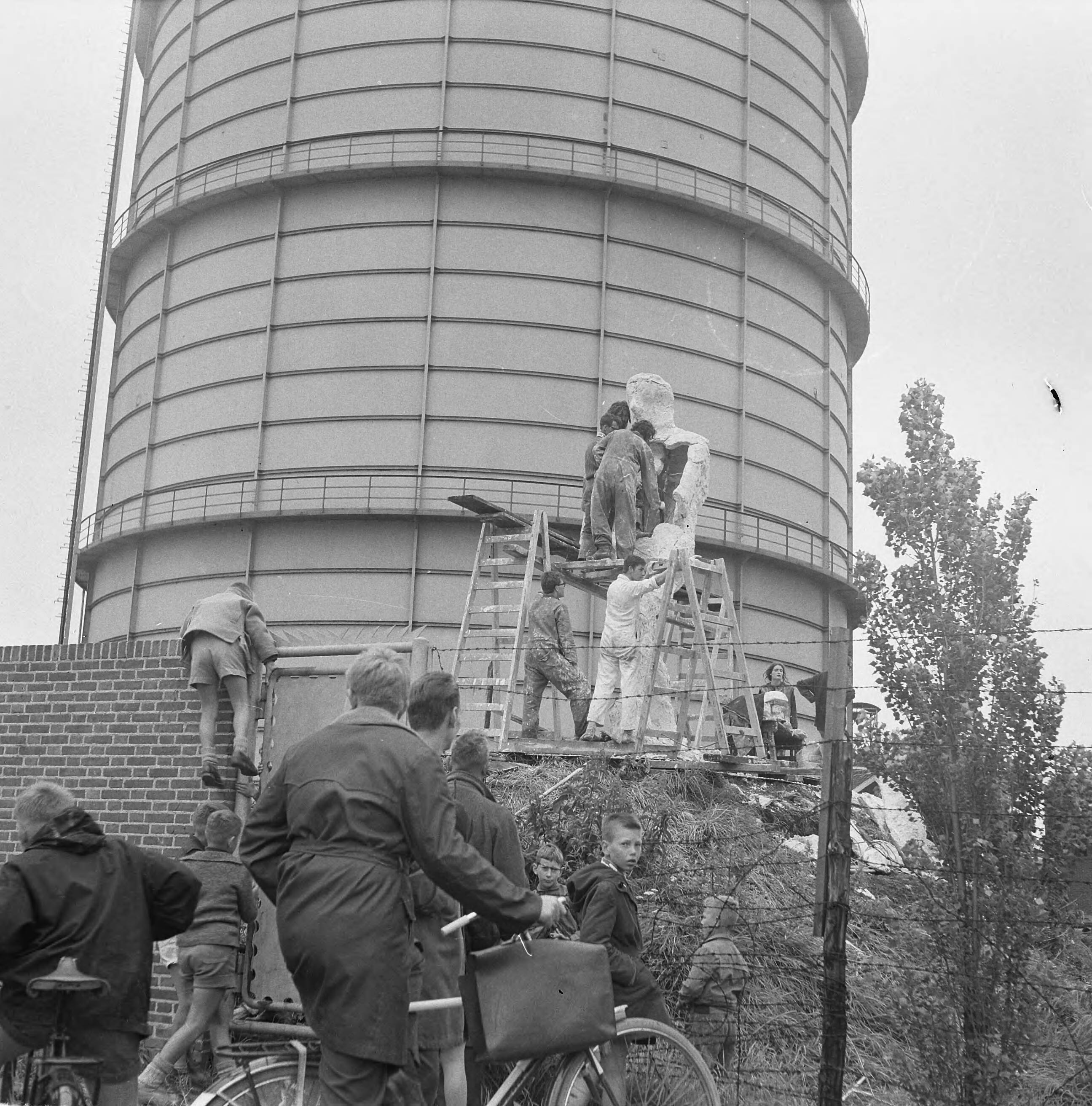 Drama bij een beeld in Zaandam van beeldhouwer Slavomir Militic — Drama om beeld in Zaandam van beeldhouwer Slavomir Miletic. Militic legt de laatste hand aan gipsen beeld — Foto: Nijs, Jac. de / Anefo. Licentie: Set B: Rechtenvrij / Publiek Domein. Bron: Nationaal Archief. http://hdl.handle.net/10648/aa3b2498-d0b4-102d-bcf8-003048976d84