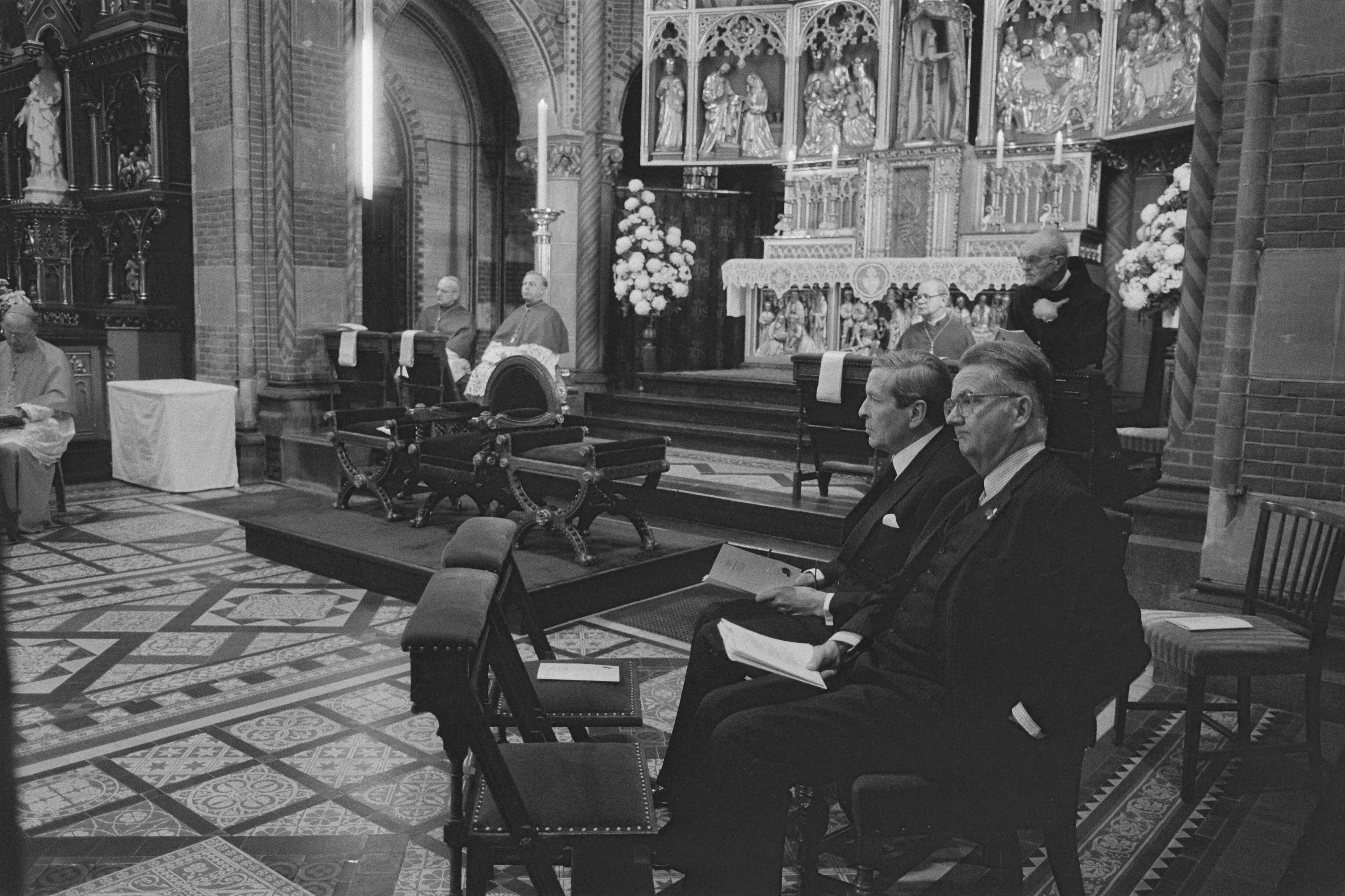 Fotocollectie Anefo — Prins Claus aanwezig bij uitvaartmis Marga Klompé in Den Haag ; naast hem: baron van Verschuer — Foto: Bogaerts, Rob / Anefo. Licentie: Set B: Rechtenvrij / Publiek Domein. Bron: Nationaal Archief. http://hdl.handle.net/10648/ad590690-d0b4-102d-bcf8-003048976d84