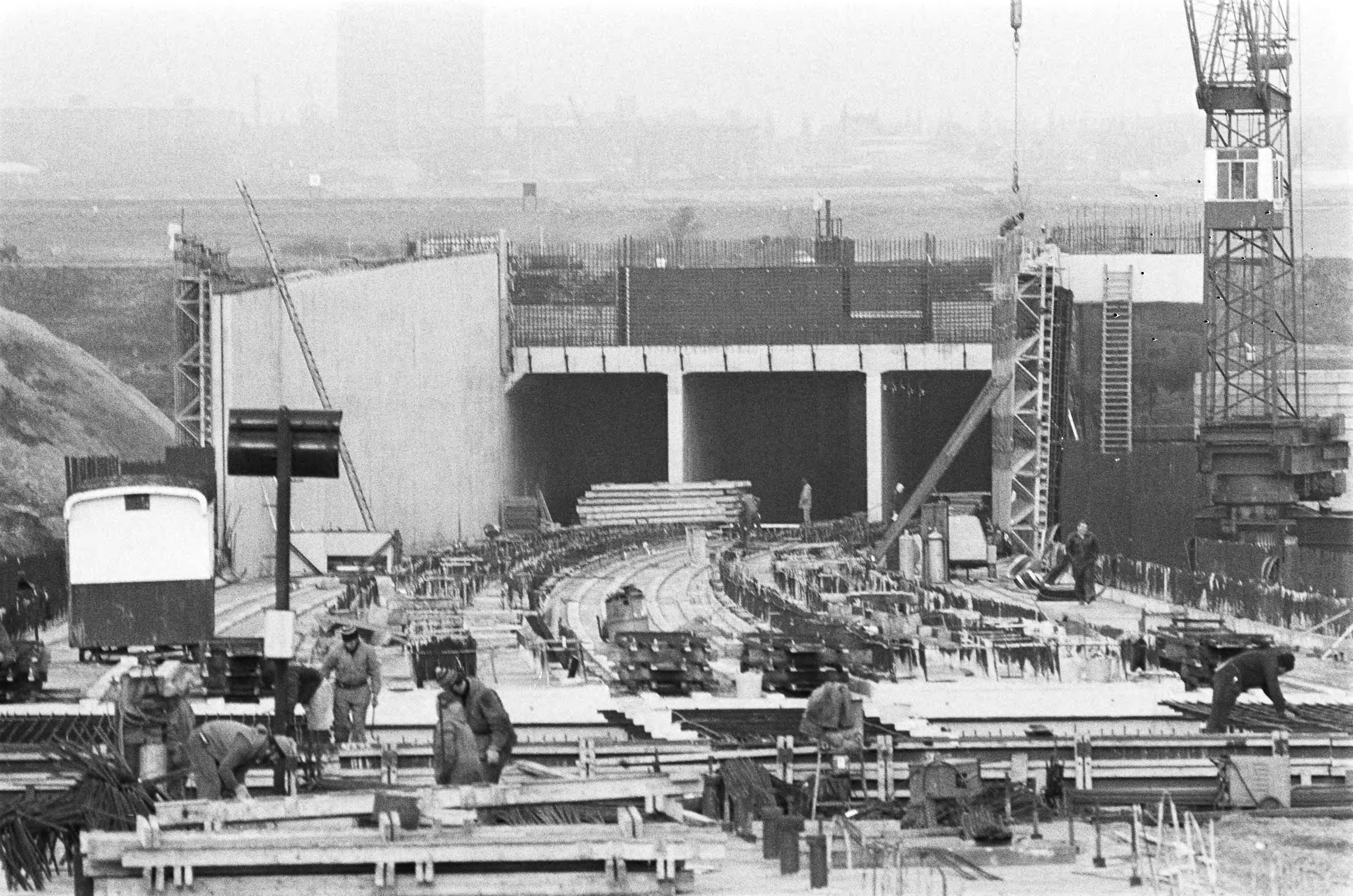 Fotocollectie Anefo — Bouw Hemspoortunnel (bij de Hembrug) voor treinverkeer Amsterdam Zaanstad v.v. — Foto: Suyk, Koen / Anefo. Licentie: Set B: Rechtenvrij / Publiek Domein. Bron: Nationaal Archief. http://hdl.handle.net/10648/acaad052-d0b4-102d-bcf8-003048976d84