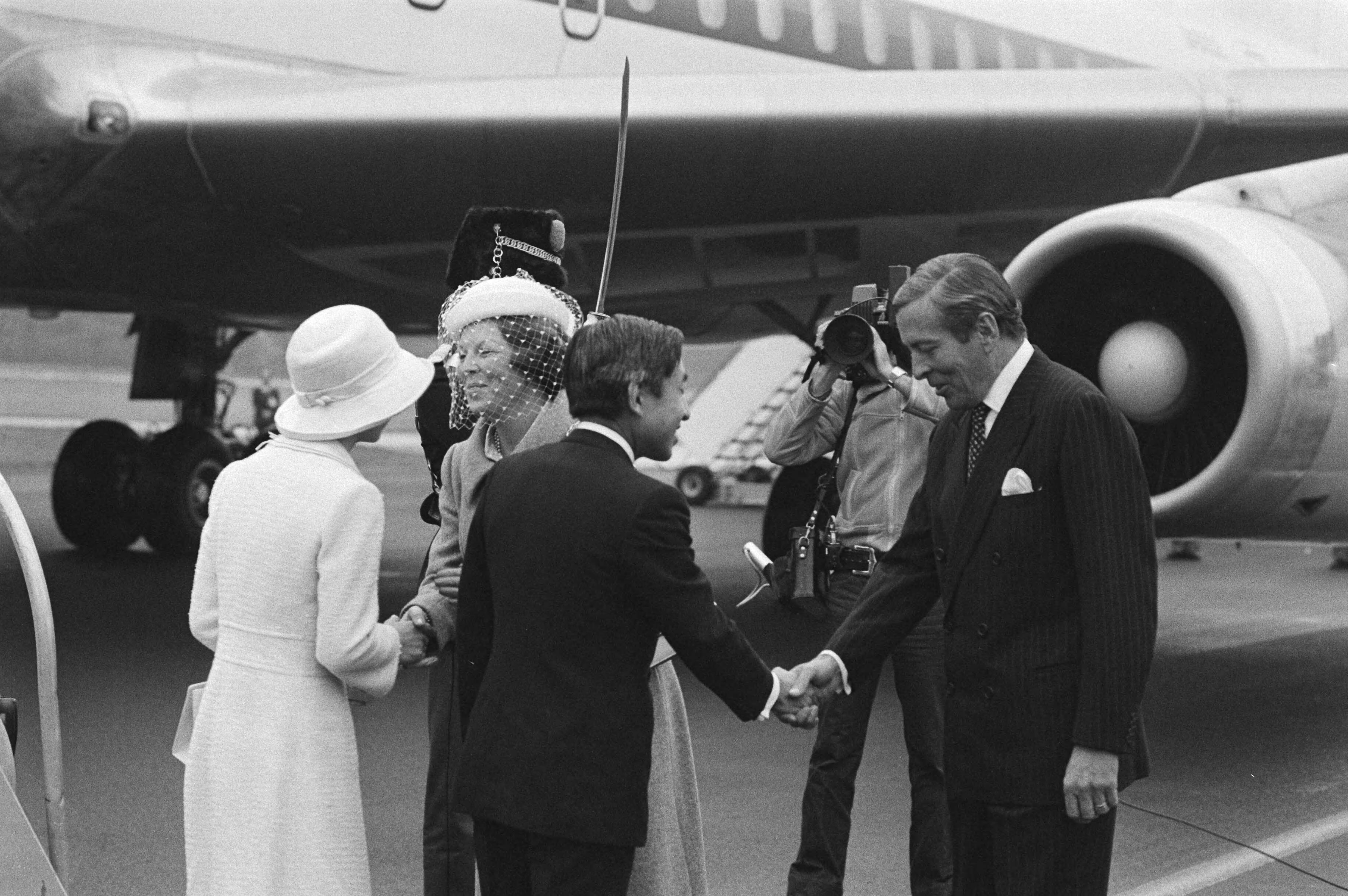 Staatsbezoek van het kroonprinselijk paar van Japan aan Nederland — Aankomst op vliegbasis Soesterberg; kroonprins Akihito en Prinses Michiko worden begroet door prinses Beatrix en prins Claus — Foto: Suyk, Koen / Anefo. Licentie: Set B: Rechtenvrij / Publiek Domein. Bron: Nationaal Archief. http://hdl.handle.net/10648/acd24204-d0b4-102d-bcf8-003048976d84