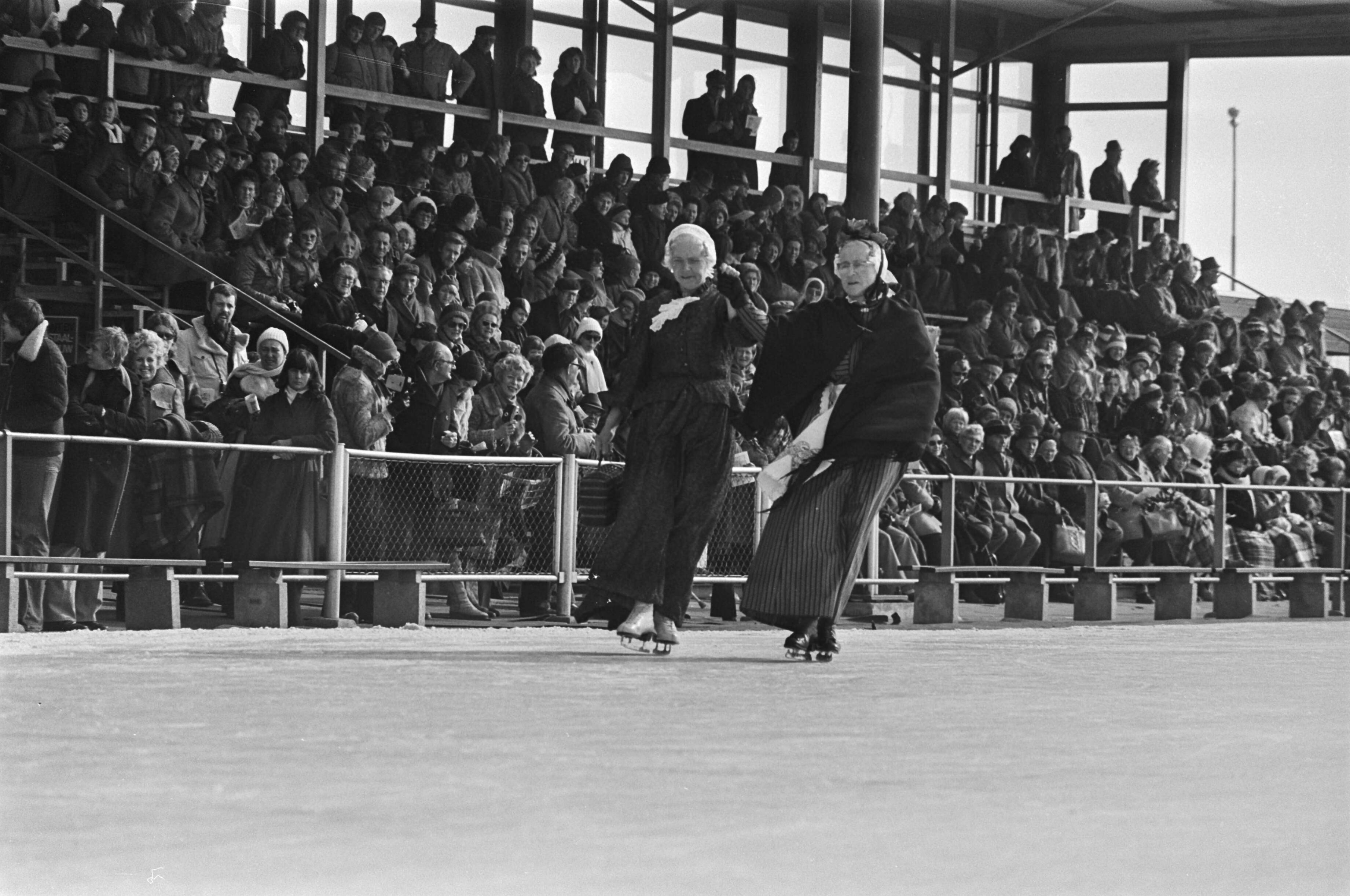 Fotocollectie Anefo — Oud-hollandse ijsfolklore op kunstijsbaan Alkmaar; schoonrijden in klederdracht — Foto: Bogaerts, Rob / Anefo. Licentie: Set B: Rechtenvrij / Publiek Domein. Bron: Nationaal Archief. http://hdl.handle.net/10648/ac7eace8-d0b4-102d-bcf8-003048976d84