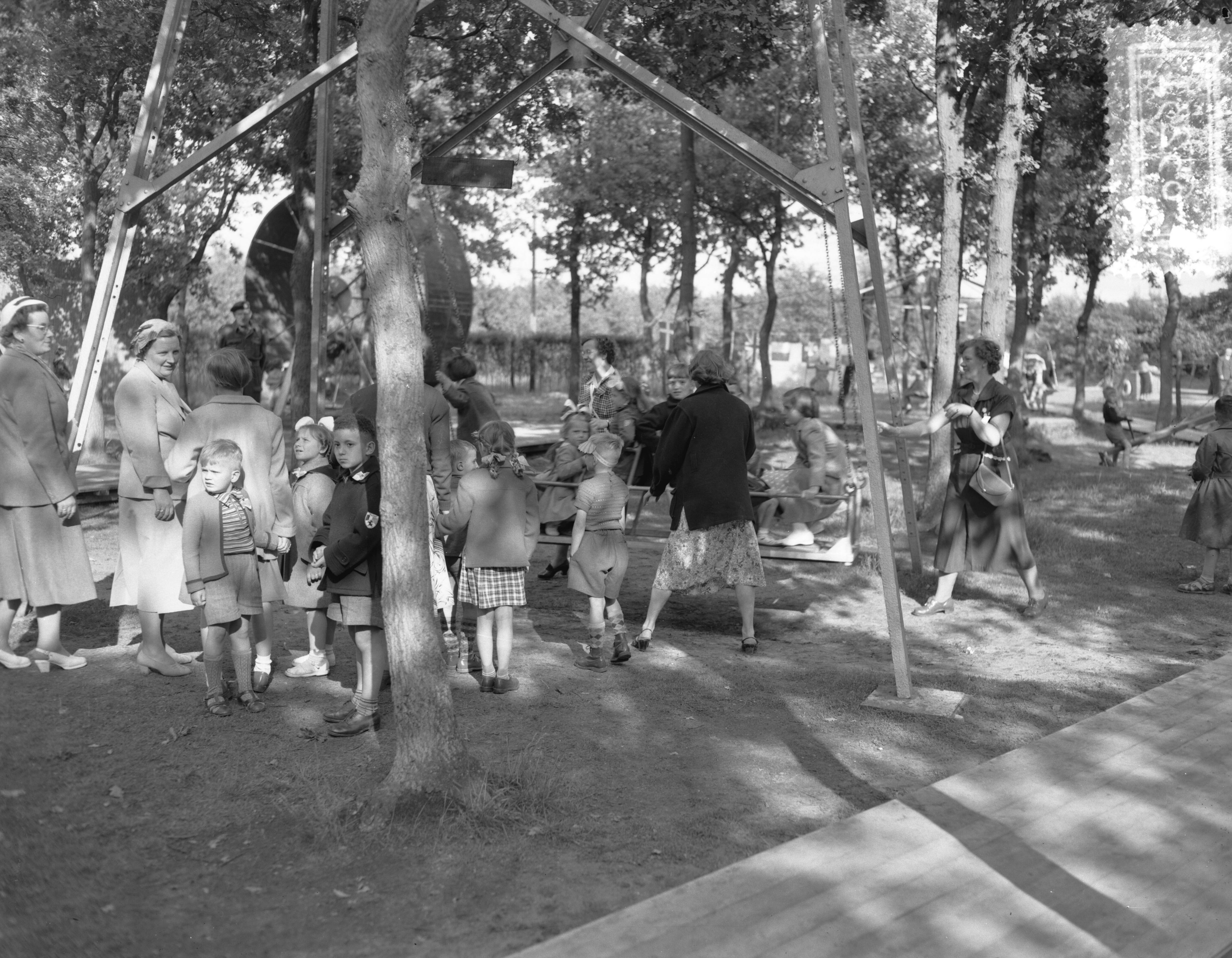 Fotocollectie Anefo — Koningin Juliana en prinses Margriet bezoeken speeltuin Oud Naarden geregistreerd door de televisie — Foto: Noske, J.D. / Anefo. Licentie: Set B: Rechtenvrij / Publiek Domein. Bron: Nationaal Archief. http://hdl.handle.net/10648/a923aa12-d0b4-102d-bcf8-003048976d84