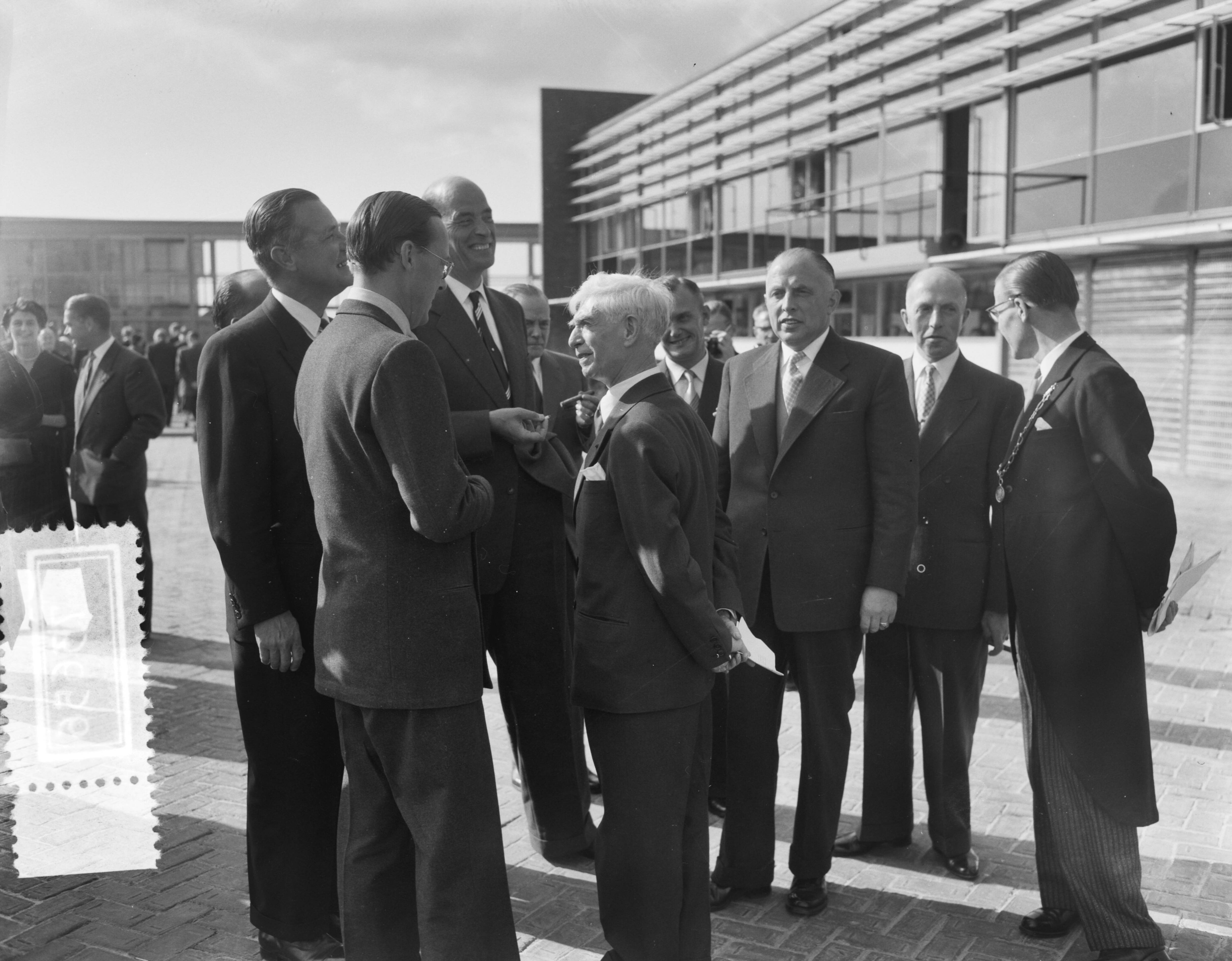 Prins Bernhard bezoekt West-Brabant — Prins Bernhard bezoekt industriegebied Etten-Leur. Bezoek aan Tomadofabriek — Foto: Noske, J.D. / Anefo. Licentie: Set B: Rechtenvrij / Publiek Domein. Bron: Nationaal Archief. http://hdl.handle.net/10648/a93c1ba6-d0b4-102d-bcf8-003048976d84