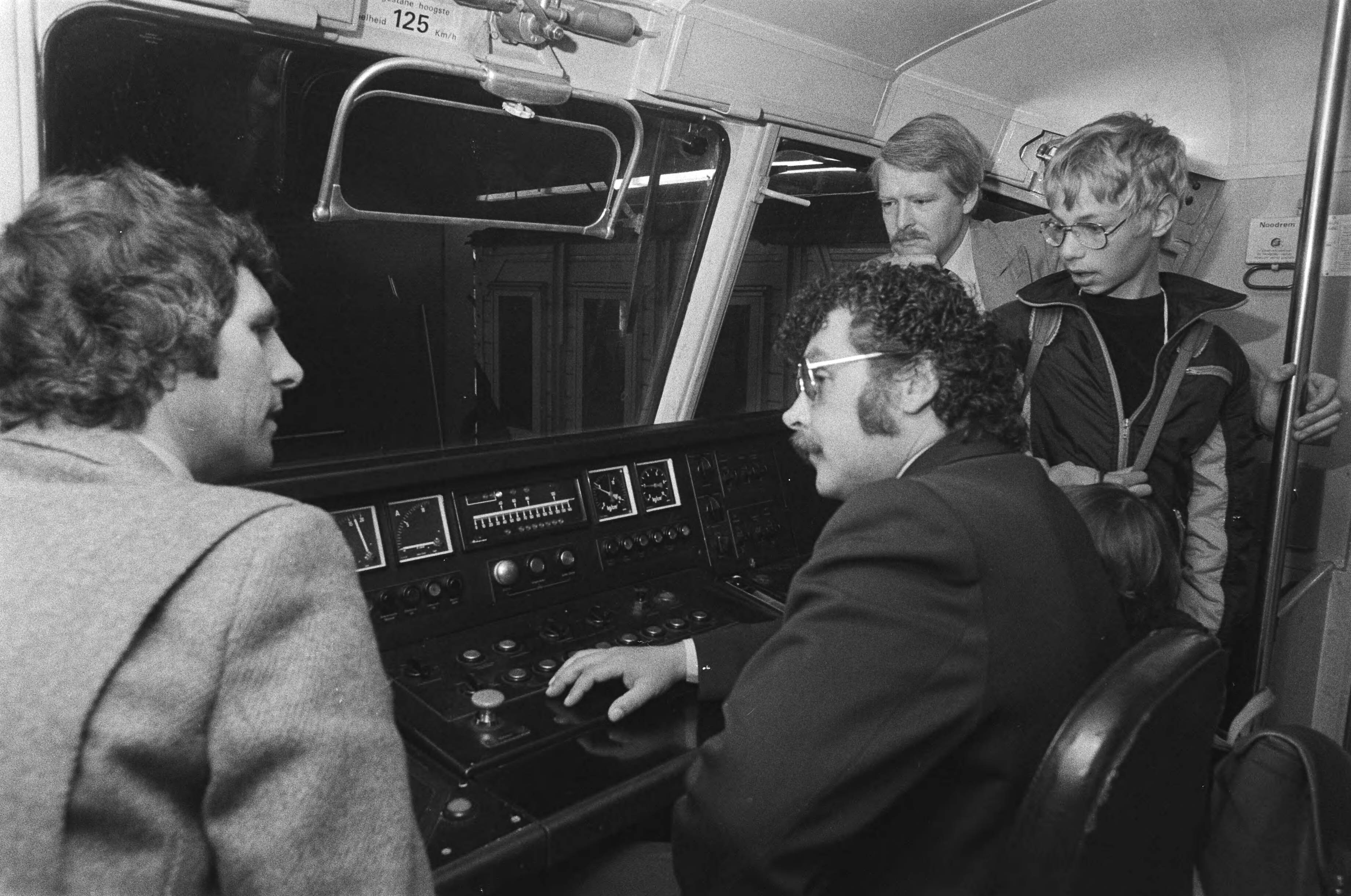 Fotocollectie Anefo — Informatietrein van NS om personeel te werven; op de foto in Den Haag , waar een machinist belangstellenden iets uitlegt — Foto: Dijk, Hans van / Anefo. Licentie: Set B: Rechtenvrij / Publiek Domein. Bron: Nationaal Archief. http://hdl.handle.net/10648/acddfe50-d0b4-102d-bcf8-003048976d84