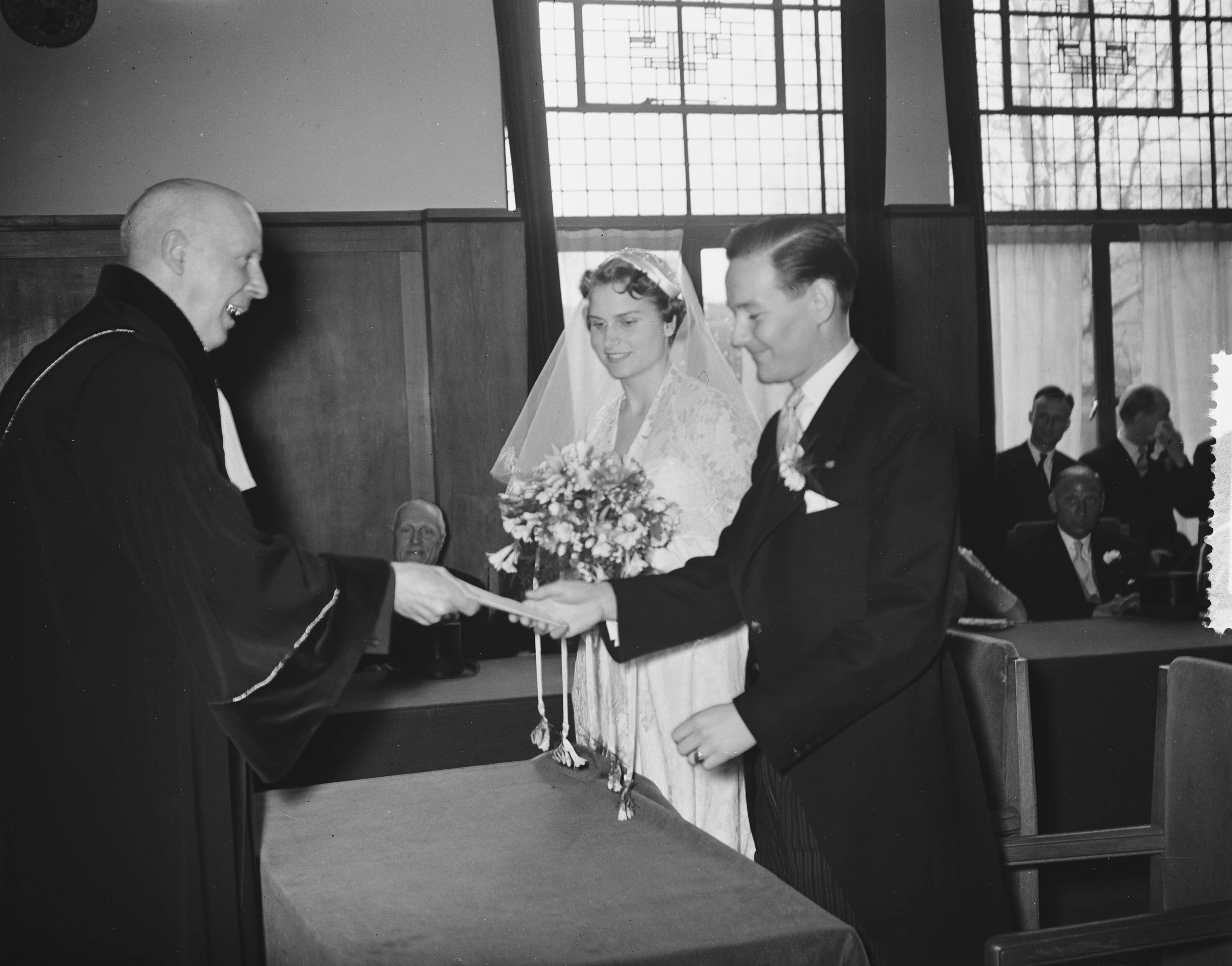 Huwelijk van tennisster Fenny ten Bosch met mr. J. F. A. de Soet — Foto: Bilsen, Joop van / Anefo. — Licentie: Set B: Rechtenvrij / Publiek Domein. Bron: Nationaal Archief. http://hdl.handle.net/10648/a943ee30-d0b4-102d-bcf8-003048976d84