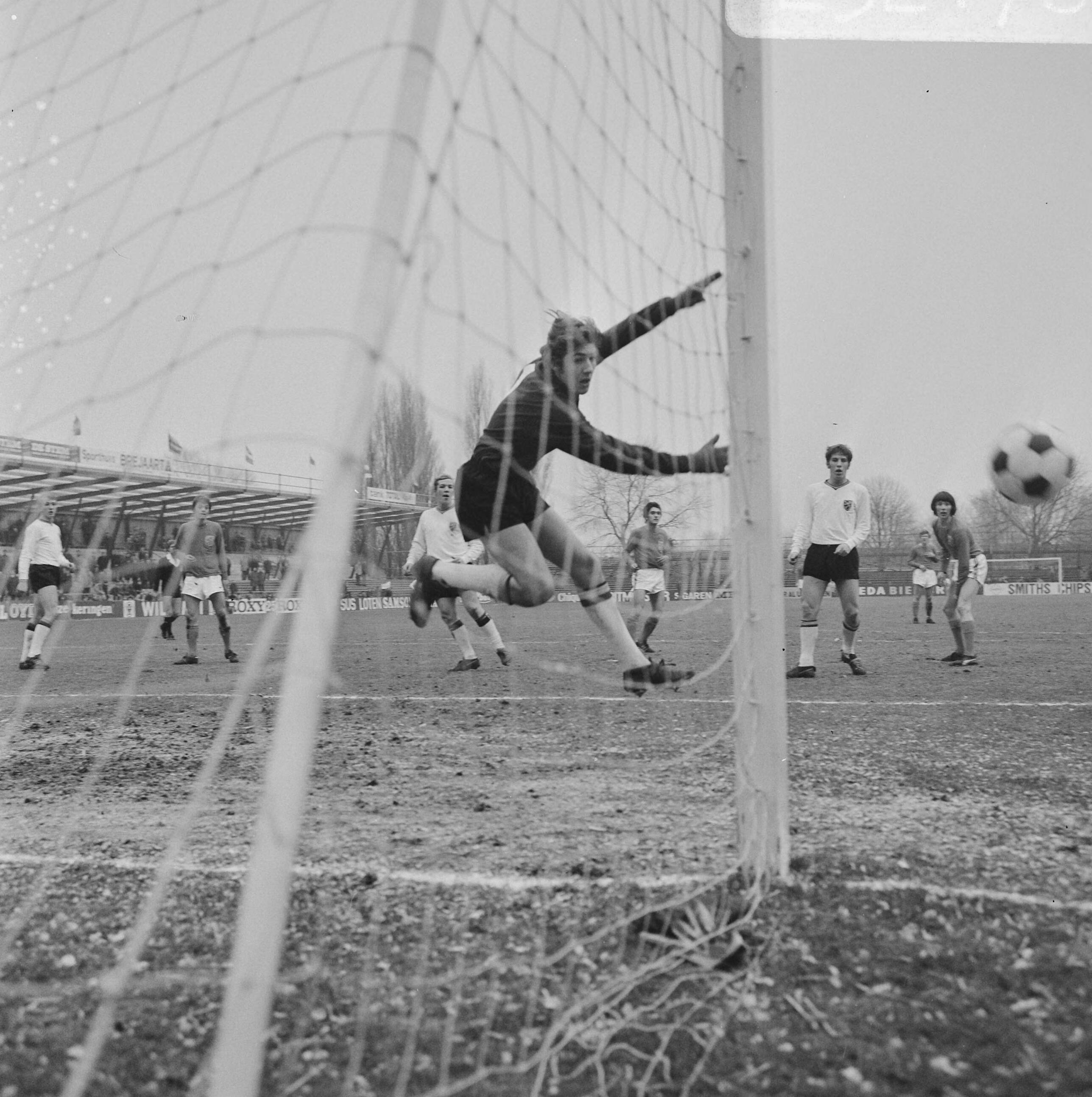 Fotocollectie Anefo — Nederland tegen Belgie Uefa-jeugd 0-1 te Breda. Aktie — Foto: Mieremet, Rob / Anefo. Licentie: Set B: Rechtenvrij / Publiek Domein. Bron: Nationaal Archief. http://hdl.handle.net/10648/ab8ba3cc-d0b4-102d-bcf8-003048976d84