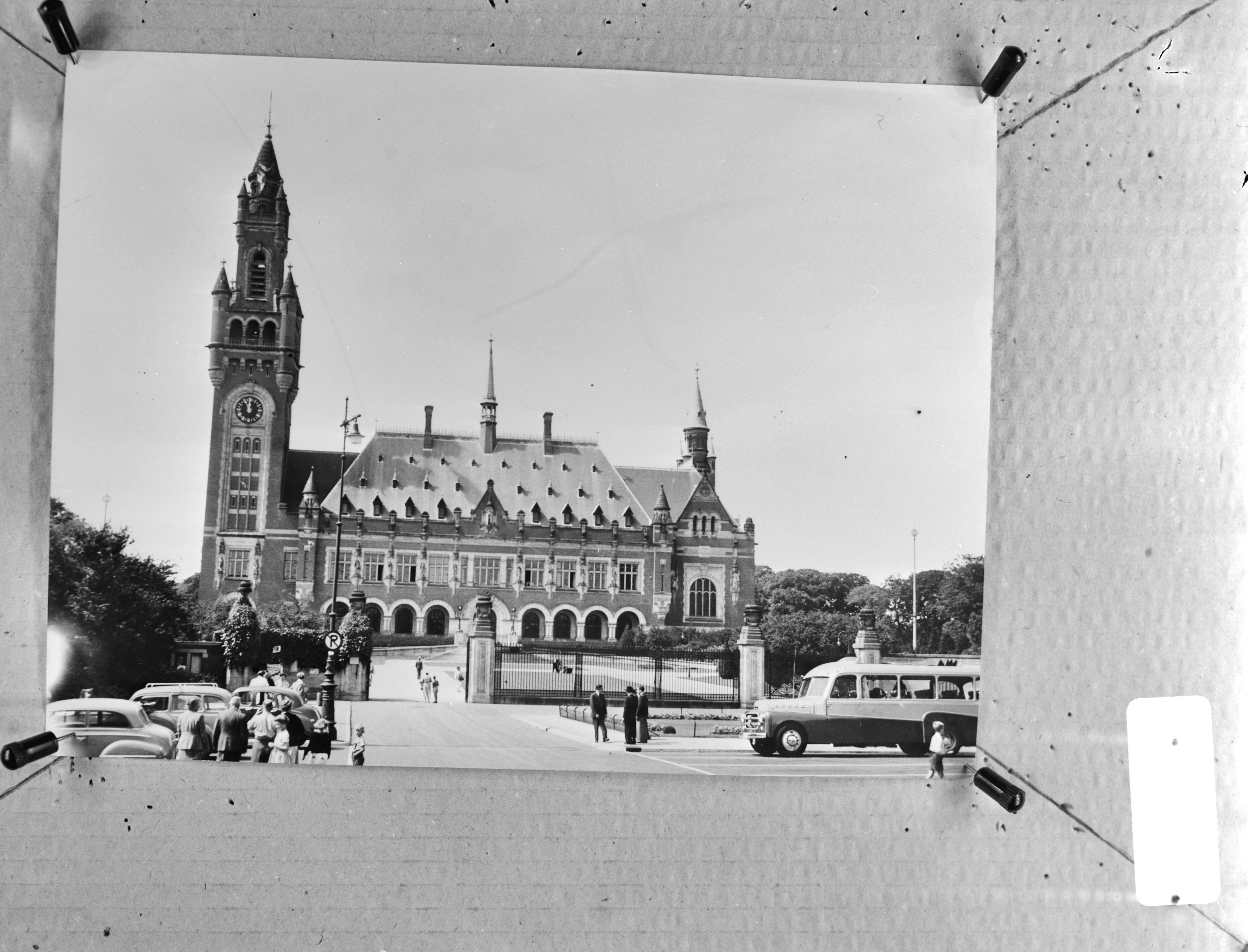 Fotocollectie Anefo — Vredespaleis Den Haag , exterieur ongeveer 1950 — Foto: Fotograaf Onbekend / Anefo. Licentie: Set B: Rechtenvrij / Publiek Domein. Bron: Nationaal Archief. http://hdl.handle.net/10648/abc5d042-d0b4-102d-bcf8-003048976d84