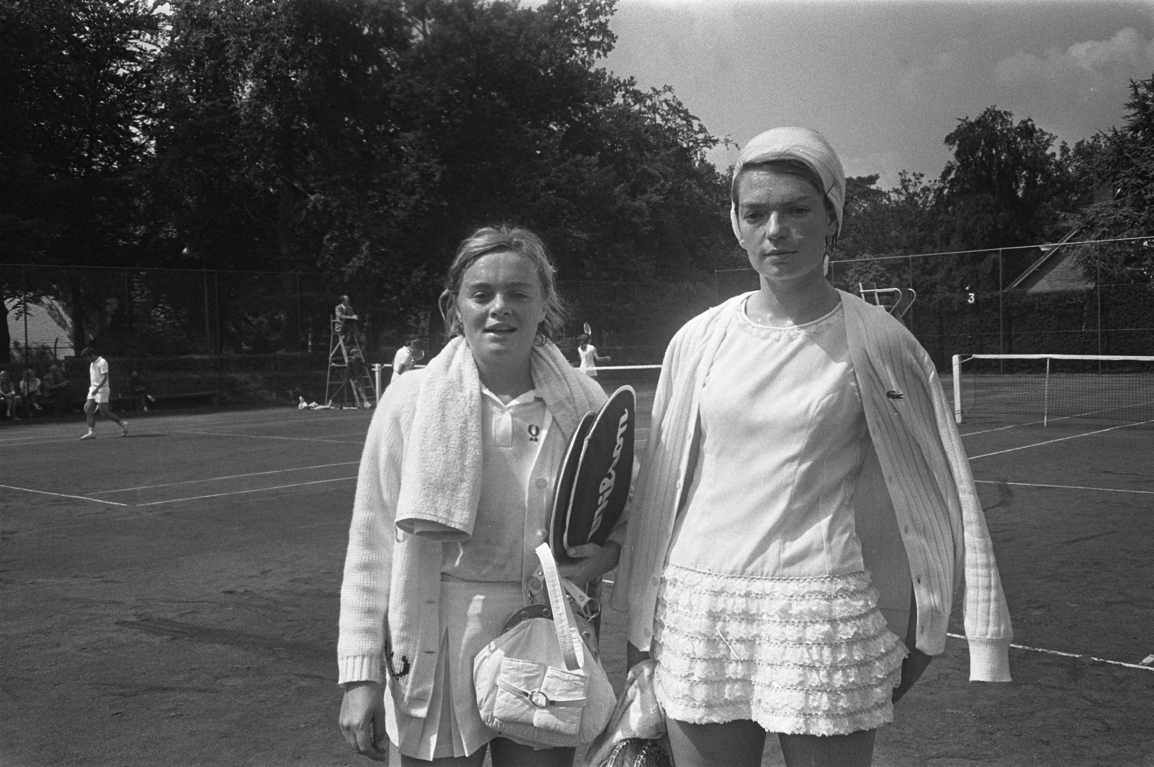 Fotocollectie Anefo — Internationale tenniskampioenschappen in Hilversum ( 't Melkhuisje ); Ada Bakker en Helga Niessen — Foto: Koch, Eric / Anefo. Licentie: Set B: Rechtenvrij / Publiek Domein. Bron: Nationaal Archief. http://hdl.handle.net/10648/ab9e0fd0-d0b4-102d-bcf8-003048976d84