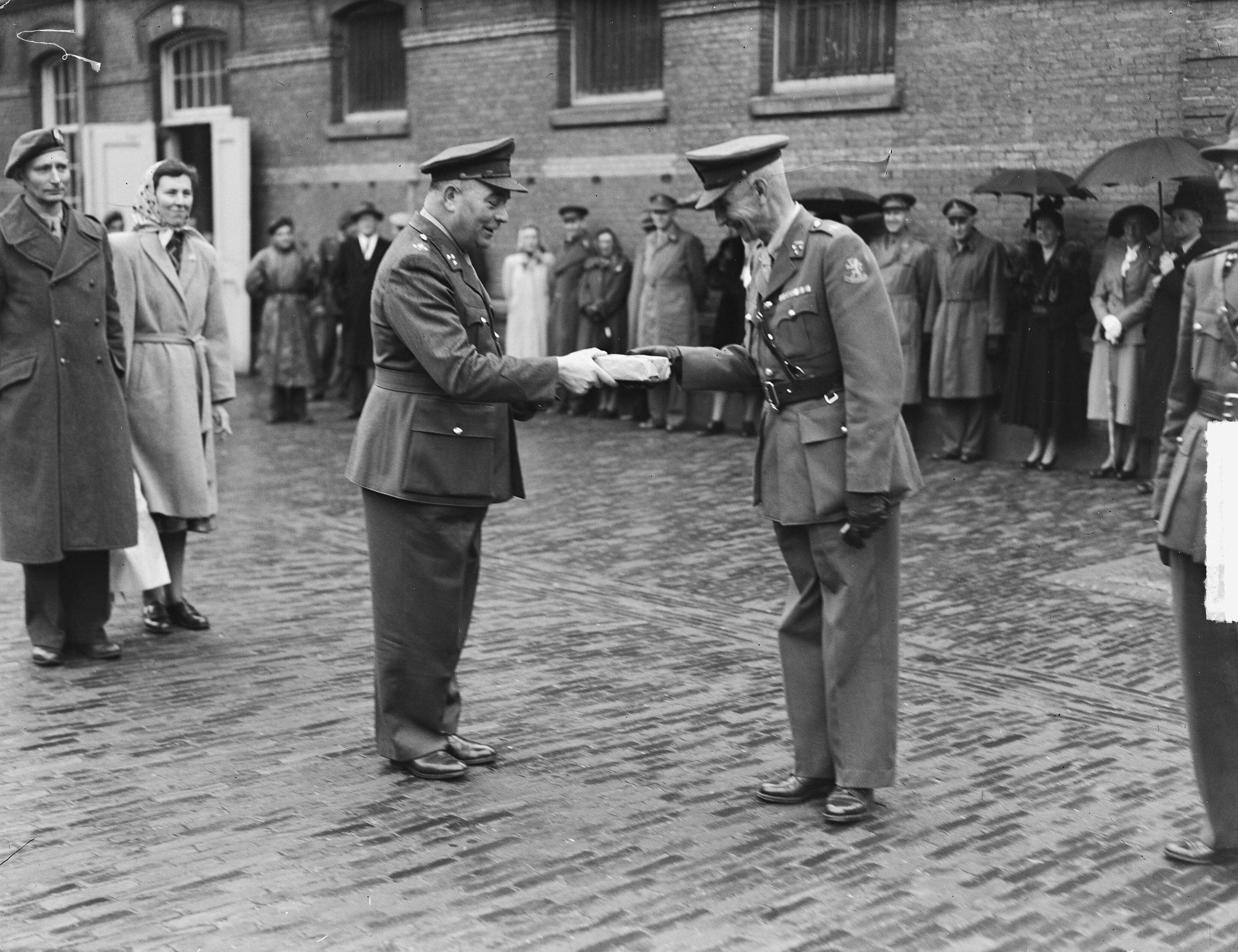 Fotocollectie Anefo — Nationale Reserve defilé in Den Haag — Foto: Oorschot, […] van / Anefo. Licentie: Set B: Rechtenvrij / Publiek Domein. Bron: Nationaal Archief. http://hdl.handle.net/10648/a8d7b6c0-d0b4-102d-bcf8-003048976d84
