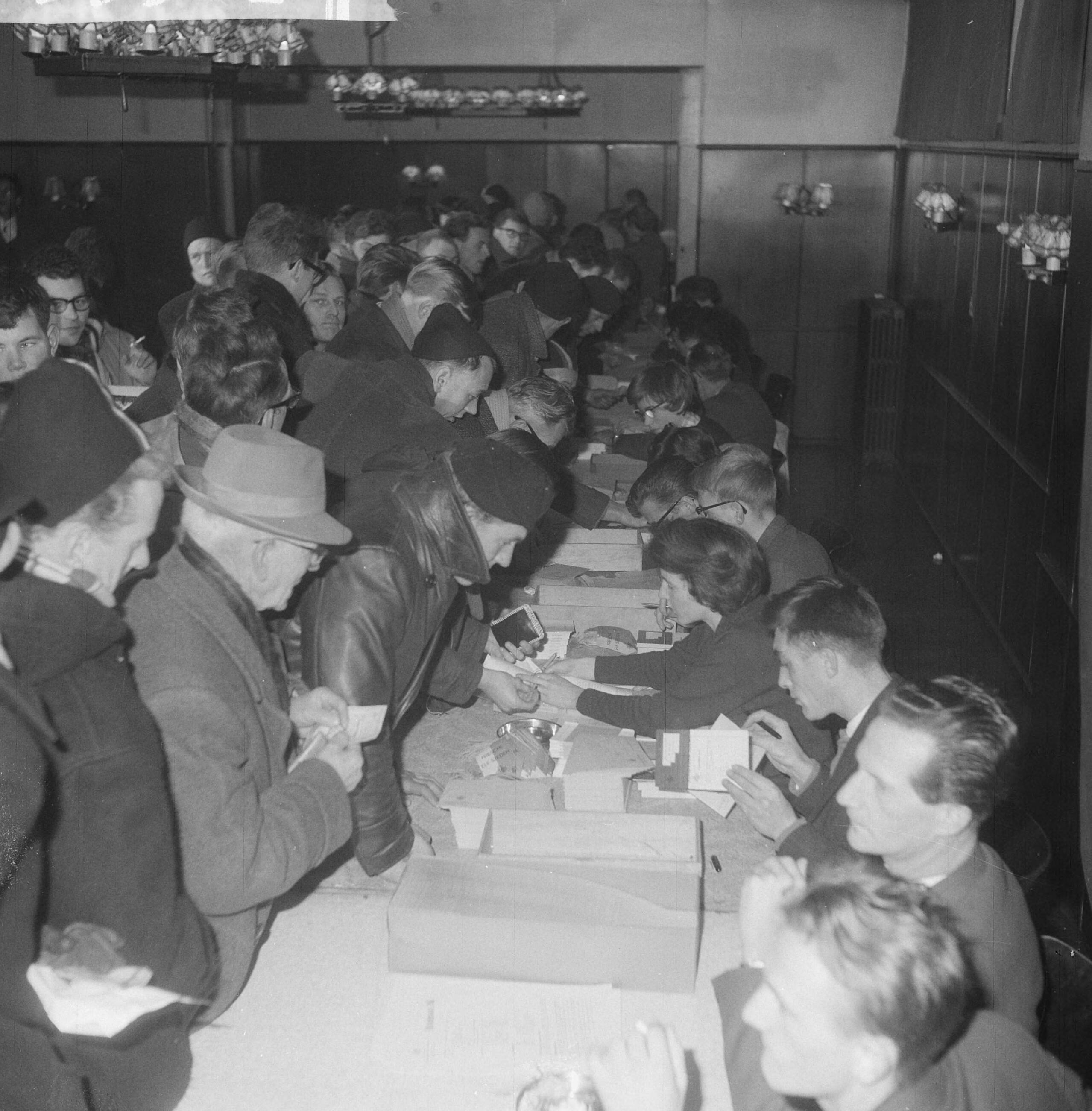 Fotocollectie Anefo — Aanmelden in Hotel De Groene Weide te Leeuwarden voor de Elfstedentocht. De aanmeldingstafel — Foto: Pot, Harry / Anefo. Licentie: Set B: Rechtenvrij / Publiek Domein. Bron: Nationaal Archief. http://hdl.handle.net/10648/a9f274d2-d0b4-102d-bcf8-003048976d84