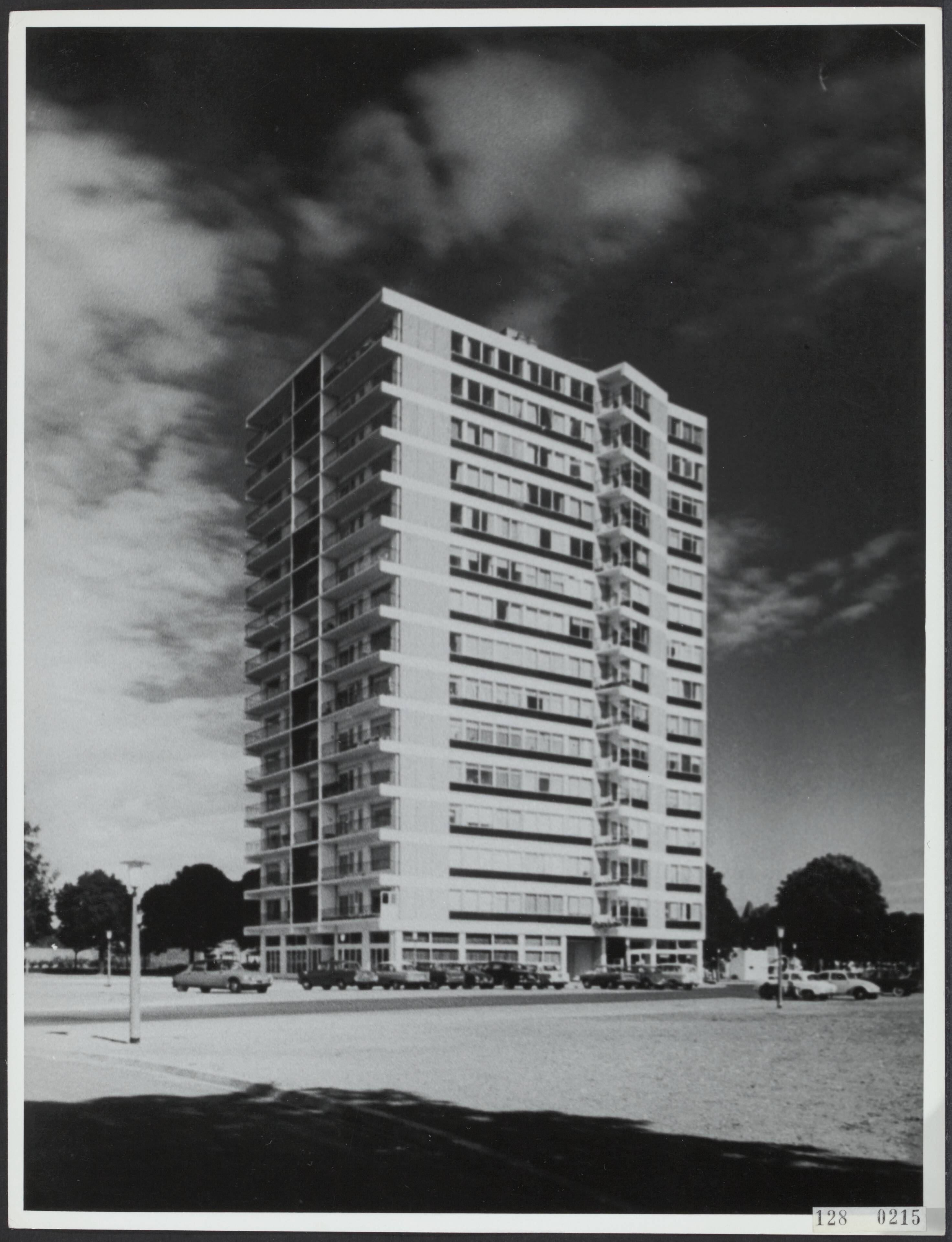 Bezienswaardigheden, tentoonstelling architectuur — bezienswaardigheden, tentoonstelling architectuur. Woongebouw van architect G.M. Holt — Foto: Lahaye, Frans. Licentie: Set B: Rechtenvrij / Publiek Domein. Bron: Nationaal Archief. http://hdl.handle.net/10648/af41804a-d0b4-102d-bcf8-003048976d84