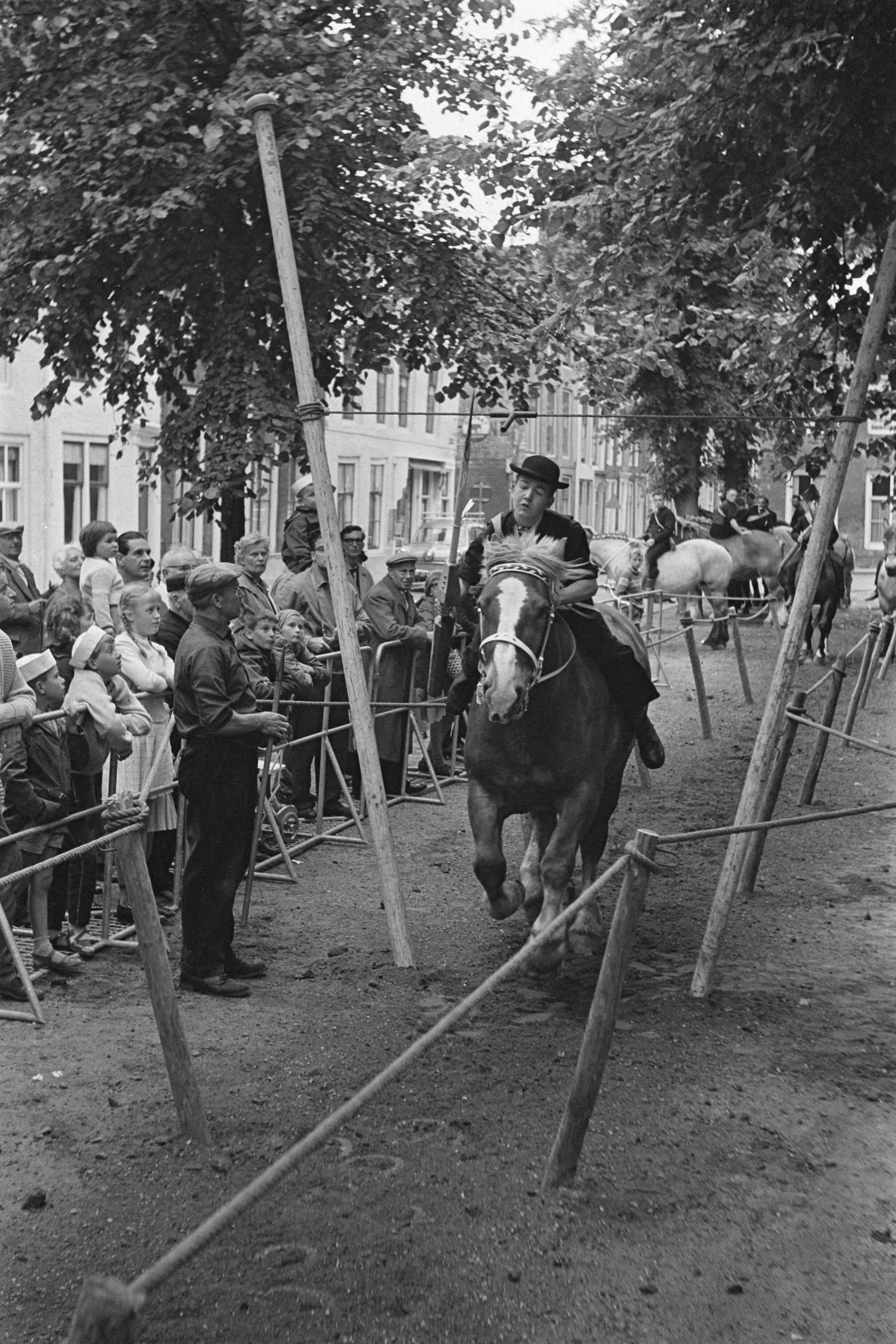 Fotocollectie Anefo — Ringrijderij in Middelburg. Een van de deelnemers met Zeeuwse hoed — Foto: Koch, Eric / Anefo. Licentie: Set B: Rechtenvrij / Publiek Domein. Bron: Nationaal Archief. http://hdl.handle.net/10648/aa3f05d6-d0b4-102d-bcf8-003048976d84