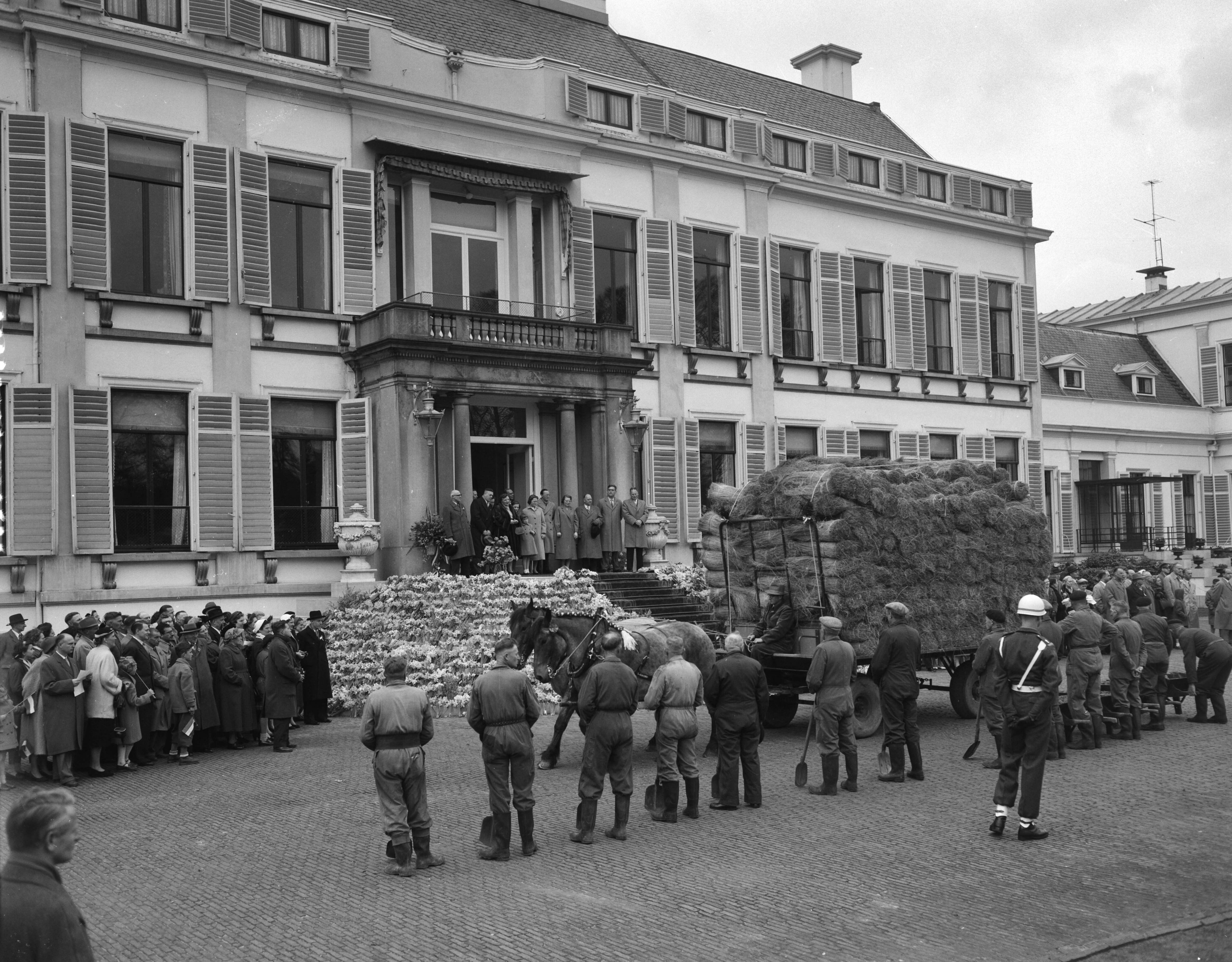 Koninginnedag 1956 — Defilé langs paleis Soestdijk ter gelegenheid van de verjaardag van koningin Juliana — Foto: Noske, J.D. / Anefo. Licentie: Set B: Rechtenvrij / Publiek Domein. Bron: Nationaal Archief. http://hdl.handle.net/10648/a9470bec-d0b4-102d-bcf8-003048976d84