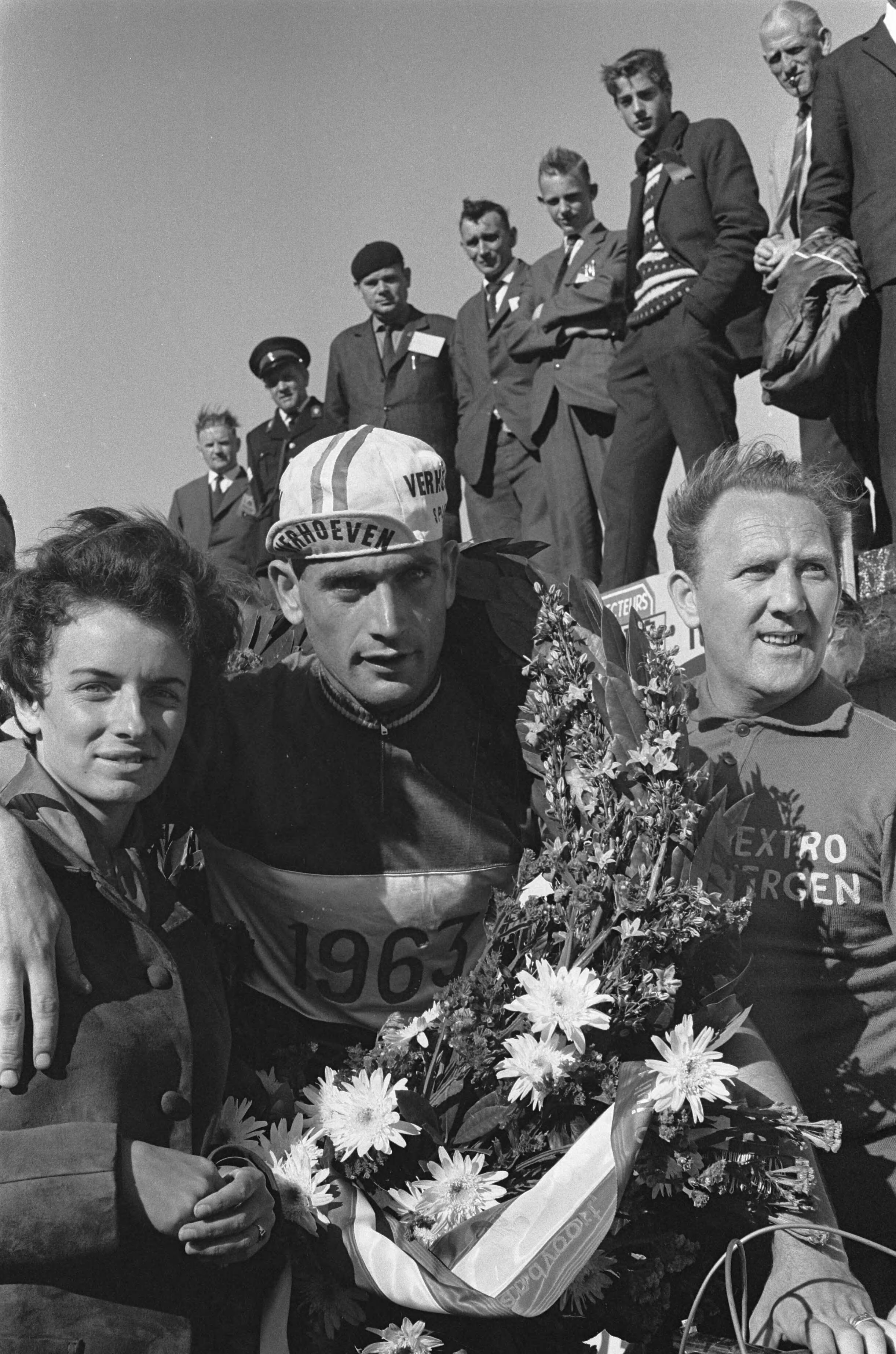 NK Wielrennen 1963 — Nederlands kampioenschap wielrennen op de weg op Circuit Zandvoort. Kampioen van Nederland bij de amateurs, Gerrit de Wit uit Dubbeldam na de hudliging — Foto: Pot, Harry / Anefo. Licentie: Set B: Rechtenvrij / Publiek Domein. Bron: Nationaal Archief. http://hdl.handle.net/10648/aa3f3560-d0b4-102d-bcf8-003048976d84