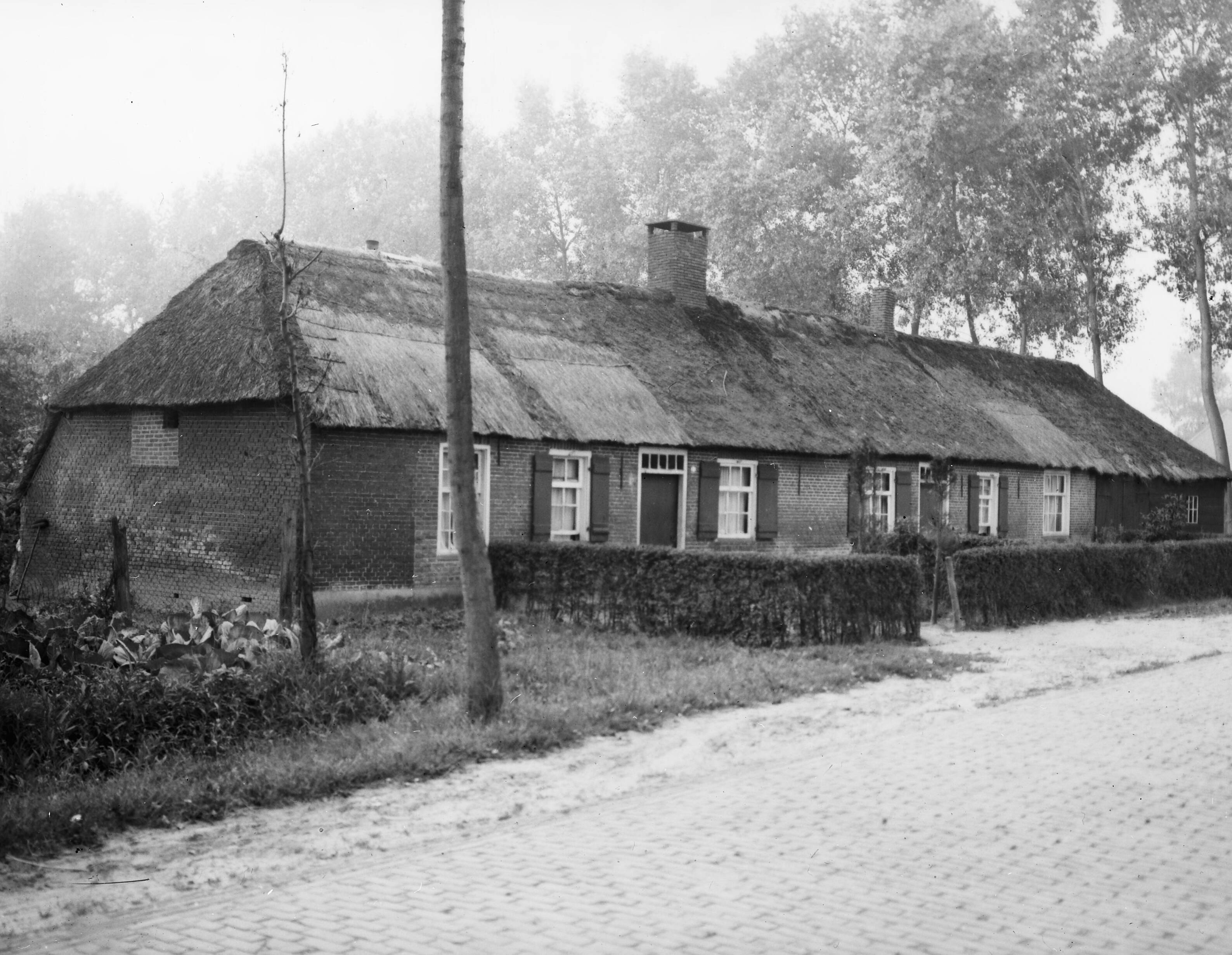 Fotocollectie Nederlandse Heidemaatschappij — arbeiderswoningen — Foto: Fotograaf Onbekend / Heidemij. Licentie: Set B: Rechtenvrij / Publiek Domein. Bron: Nationaal Archief. http://hdl.handle.net/10648/ae4b1746-d0b4-102d-bcf8-003048976d84