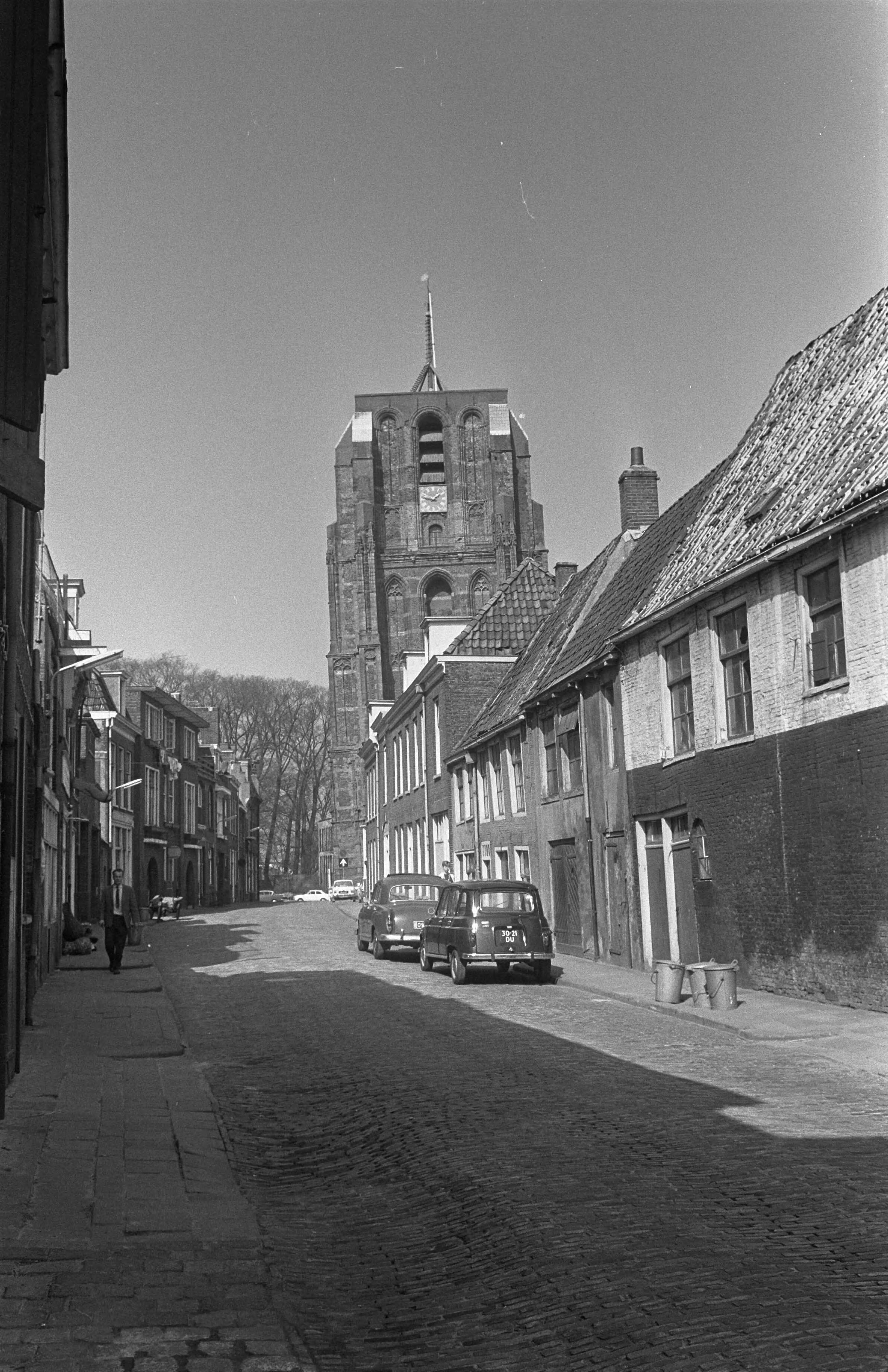 Fotocollectie Anefo — Stadsgezichten Leeuwarden. Torenstraat met op de achtergrond de toren Oldehove — Foto: Koch, Eric / Anefo. Licentie: Set B: Rechtenvrij / Publiek Domein. Bron: Nationaal Archief. http://hdl.handle.net/10648/ab64c680-d0b4-102d-bcf8-003048976d84
