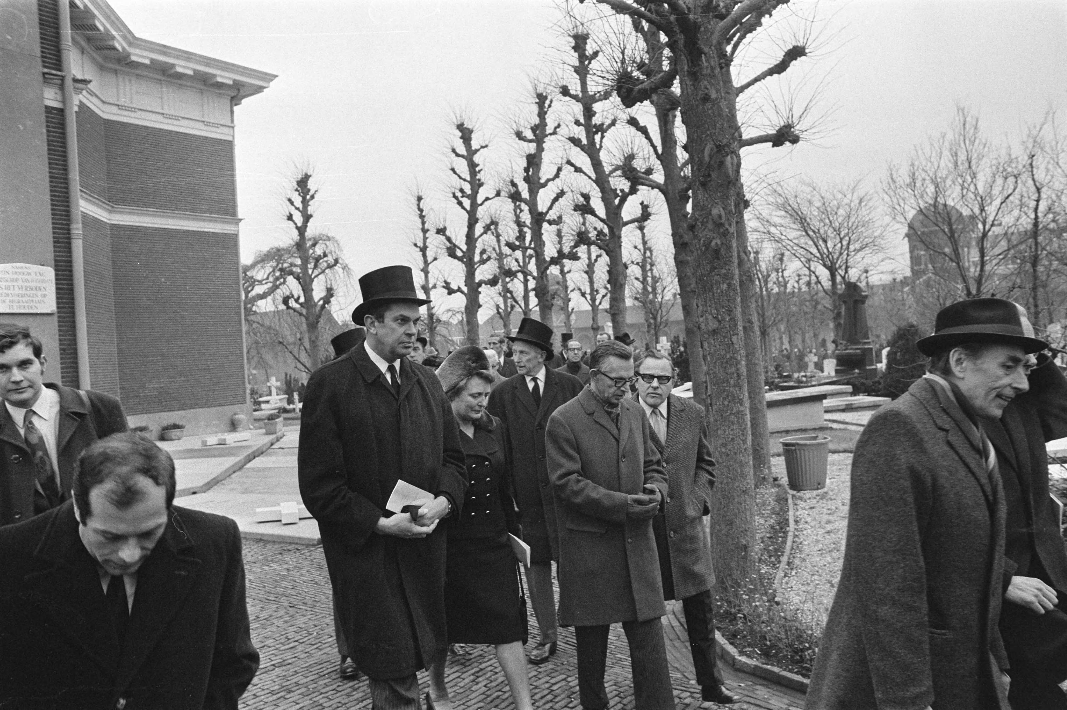 Fotocollectie Anefo — Begrafenis oud premier Cals , Den Haag , in St. Paschaliskerk — Foto: Evers, Joost / Anefo. Licentie: Set B: Rechtenvrij / Publiek Domein. Bron: Nationaal Archief. http://hdl.handle.net/10648/abdcd2d8-d0b4-102d-bcf8-003048976d84