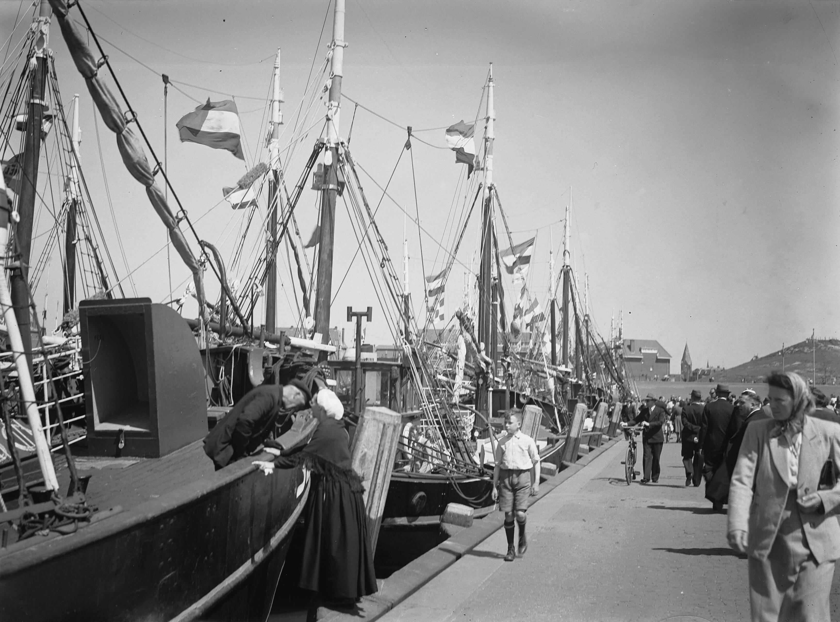 Fotocollectie Anefo — Vlaggetjesdag te Scheveningen — Foto: Moedrik, D. / Anefo. Licentie: Set B: Rechtenvrij / Publiek Domein. Bron: Nationaal Archief. http://hdl.handle.net/10648/ad7aebfc-d0b4-102d-bcf8-003048976d84