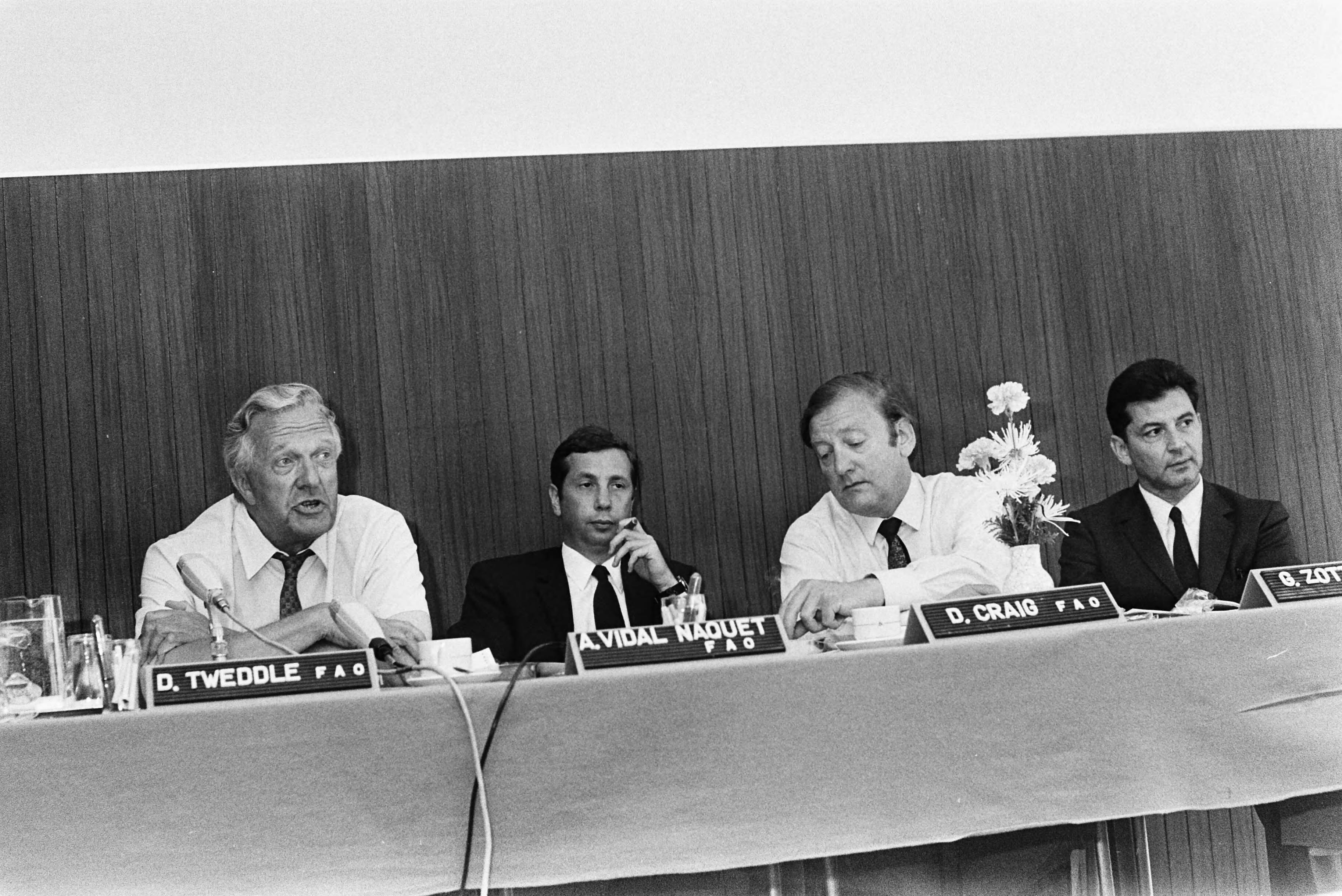 Fotocollectie Anefo — Persconferentie n.a.v. 2e Wereldvoedselcongres van FAO binnenkort, Den Haag : v.l.n.r. secretaris-generaal FAO D. Tweddle , A. Fidal Naquet (FAO), D. Craig (FAO) — Foto: Mieremet, Rob / Anefo. Licentie: Set B: Rechtenvrij / Publiek Domein. Bron: Nationaal Archief. http://hdl.handle.net/10648/ab9938b6-d0b4-102d-bcf8-003048976d84