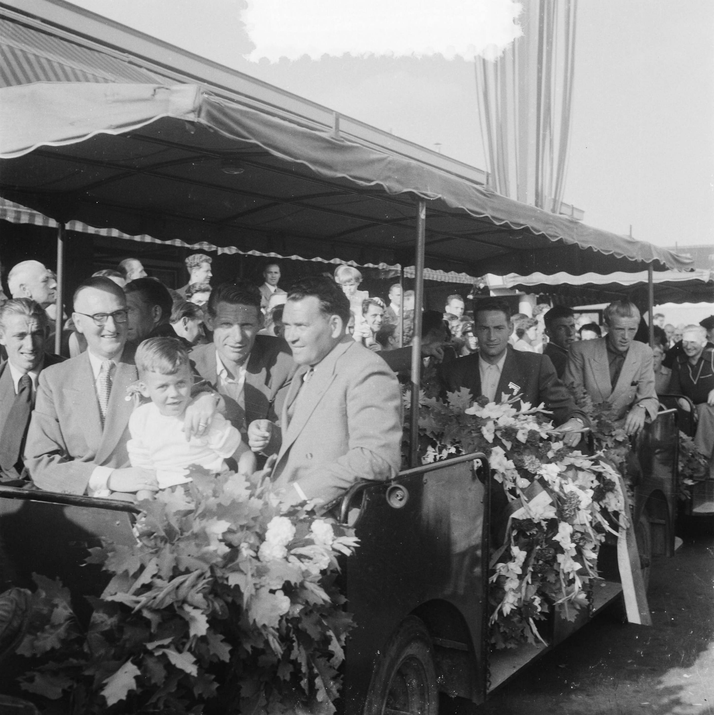 Fotocollectie Anefo — Huldiging van de Nederlandse Tour de France ploeg in Breda — Foto: Noske, J.D. / Anefo. Licentie: Set B: Rechtenvrij / Publiek Domein. Bron: Nationaal Archief. http://hdl.handle.net/10648/a8fd5af6-d0b4-102d-bcf8-003048976d84
