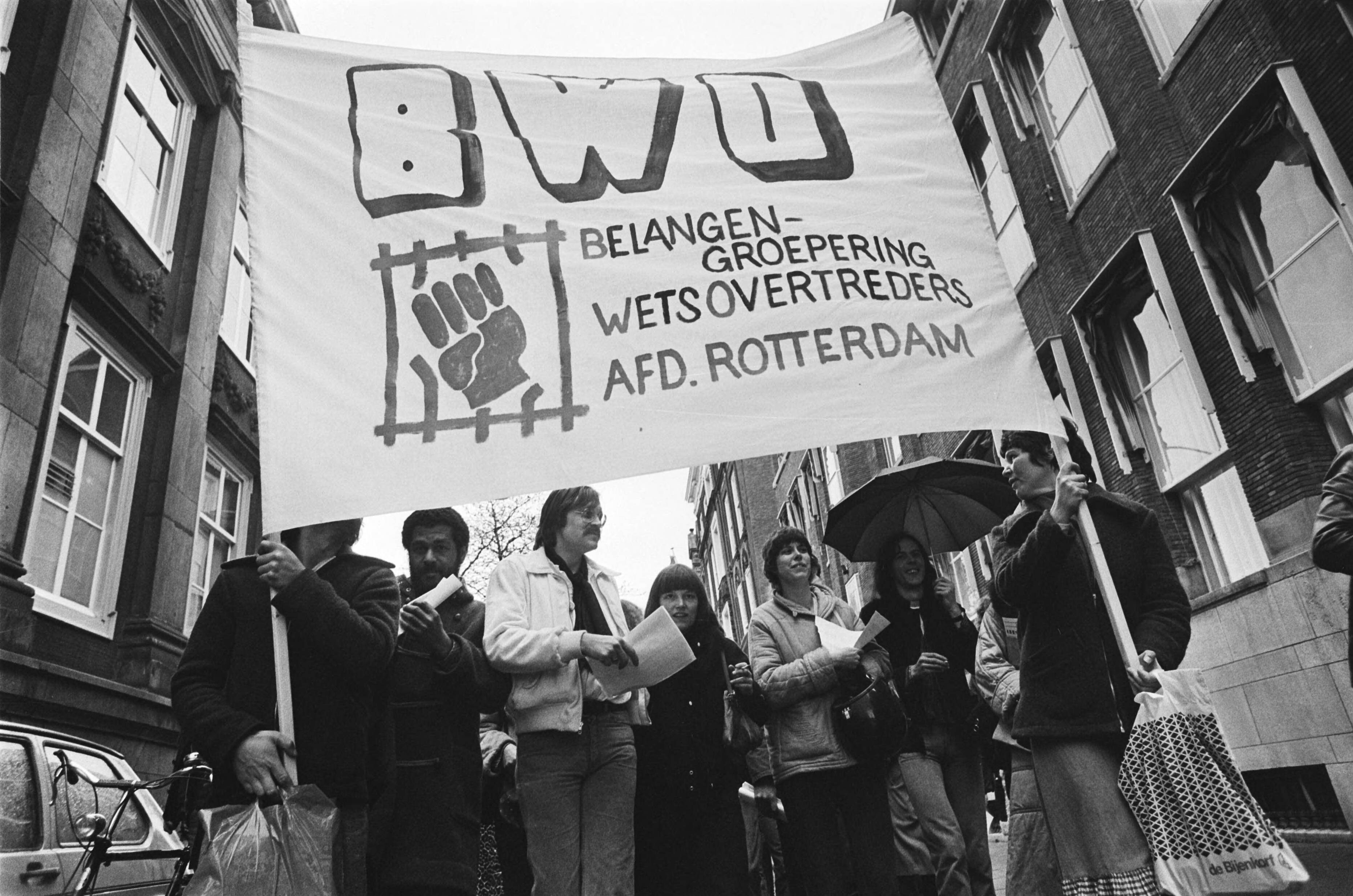 Fotocollectie Anefo — Demonstratie tegen problemen in gevangenissen Den Haag ; demonstranten op Binnenhof — Foto: Suyk, Koen / Anefo. Licentie: Set B: Rechtenvrij / Publiek Domein. Bron: Nationaal Archief. http://hdl.handle.net/10648/acb04460-d0b4-102d-bcf8-003048976d84