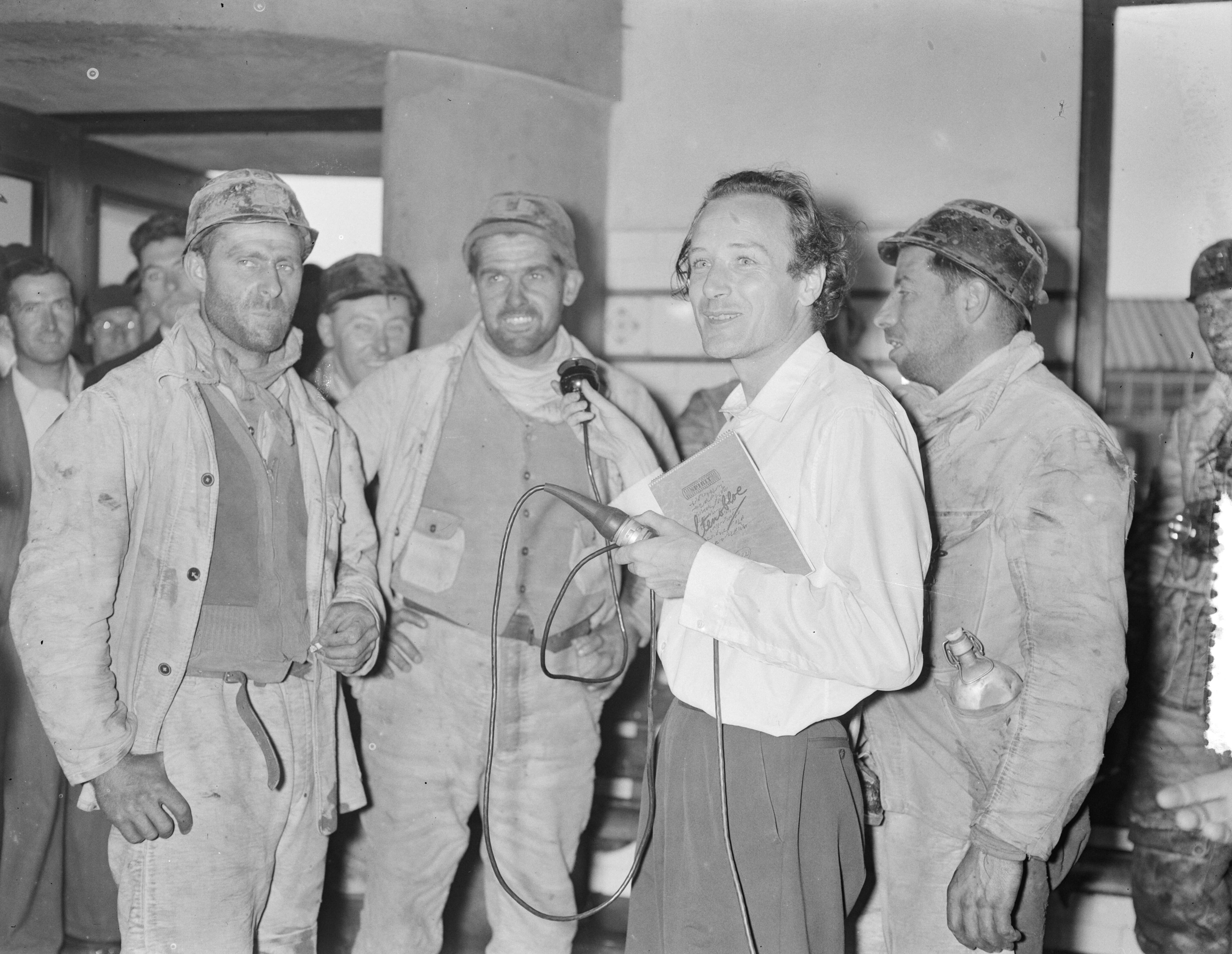 Fotocollectie Anefo — Redding van 3 mijnwerkers uit Willem-Sophiamijn. Interview door een radioreporter [ [Vlnr. Willem Hubert Bertram uit Spekholzerheide, Petrus Schoormans uit Bleijerheide en Hub Bertram uit Nyswiller] — Foto: Pot, Harry / Anefo. Licentie: Set B: Rechtenvrij / Publiek Domein. Bron: Nationaal Archief. http://hdl.handle.net/10648/a939e282-d0b4-102d-bcf8-003048976d84