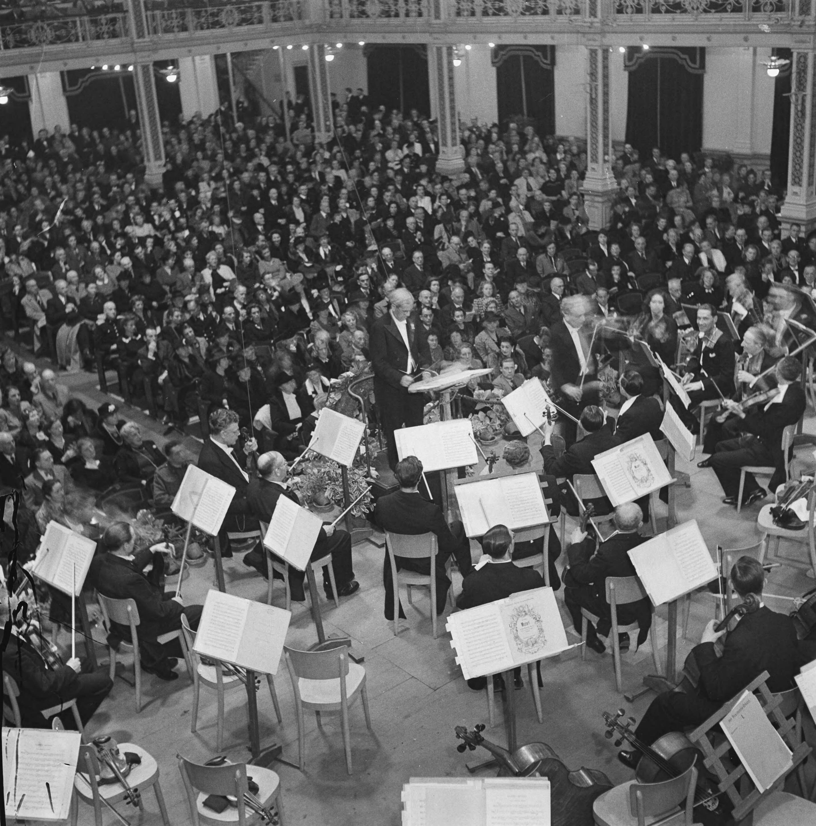 Fotocollectie Anefo — Openingsconcert Kurhaus Scheveningen — Foto: Haren Noman, Theo van / Anefo. Licentie: Set B: Rechtenvrij / Publiek Domein. Bron: Nationaal Archief. http://hdl.handle.net/10648/a89f6392-d0b4-102d-bcf8-003048976d84
