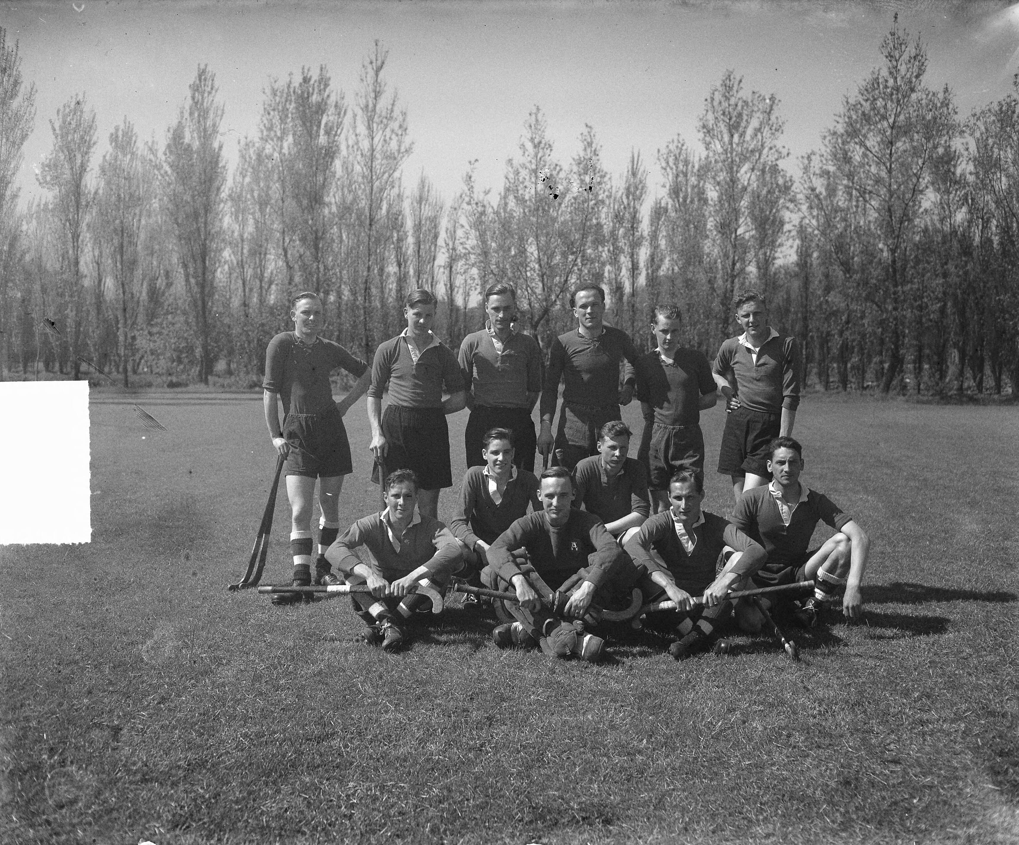 Fotocollectie Anefo — Marine hockey toernooi Den Haag. Een van de deelnemende ploegen — Foto: Winterbergen, Rolf / Anefo. Licentie: Set B: Rechtenvrij / Publiek Domein. Bron: Nationaal Archief. http://hdl.handle.net/10648/a8d8c2e0-d0b4-102d-bcf8-003048976d84