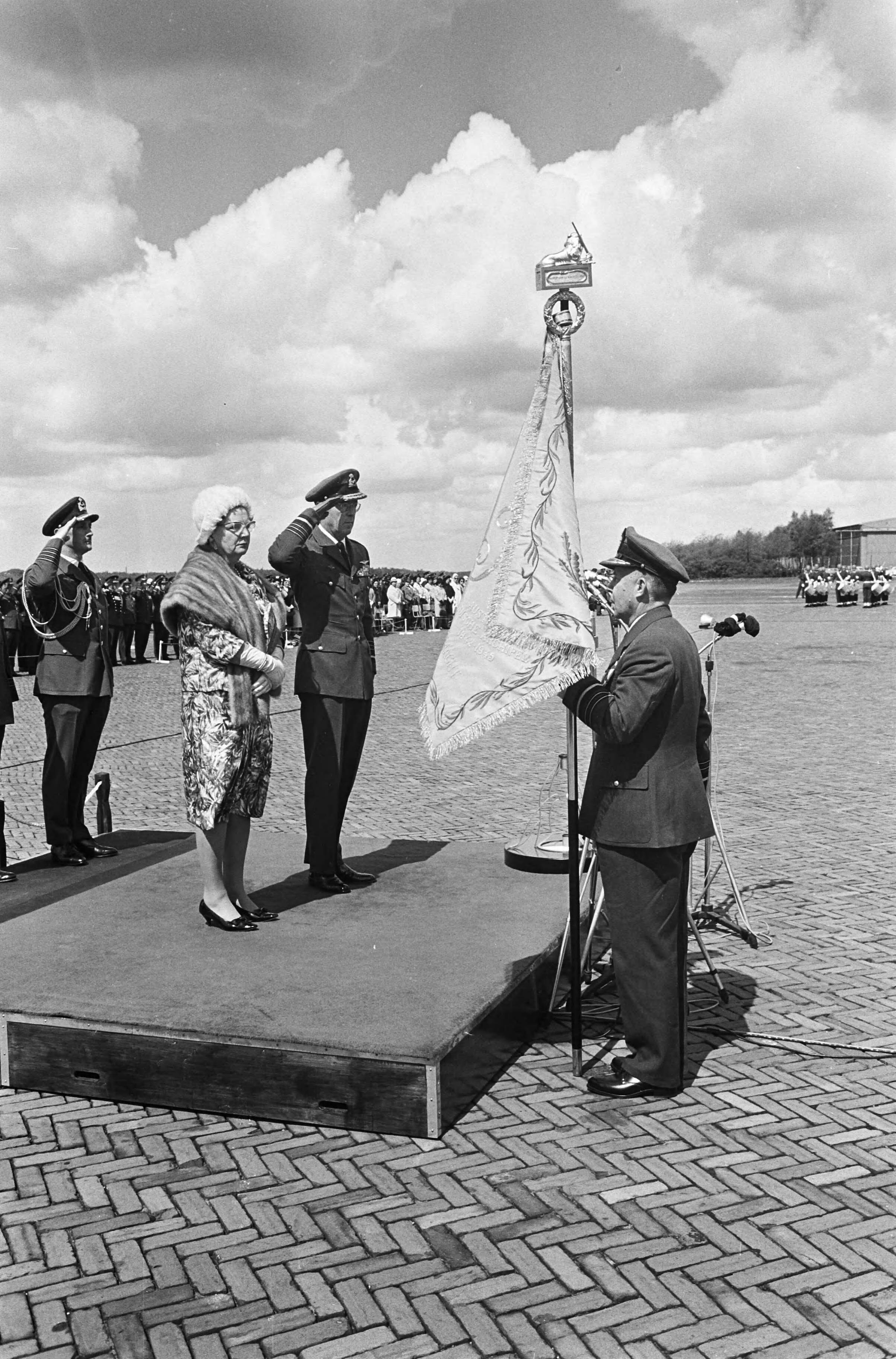 Fotocollectie Anefo — Koningin Juliana geeft vaandel aan de Koninklijke Luchtmacht, na de overhandiging, koningin Juliana en prins Bernhard op podium, rechts de bevelhebber der luchtstrijdkrachten, luitenant-generaal A.B.Wolff — Foto: Koch, Eric / Anefo. Licentie: Set B: Rechtenvrij / Publiek Domein. Bron: Nationaal Archief. http://hdl.handle.net/10648/aaa95544-d0b4-102d-bcf8-003048976d84