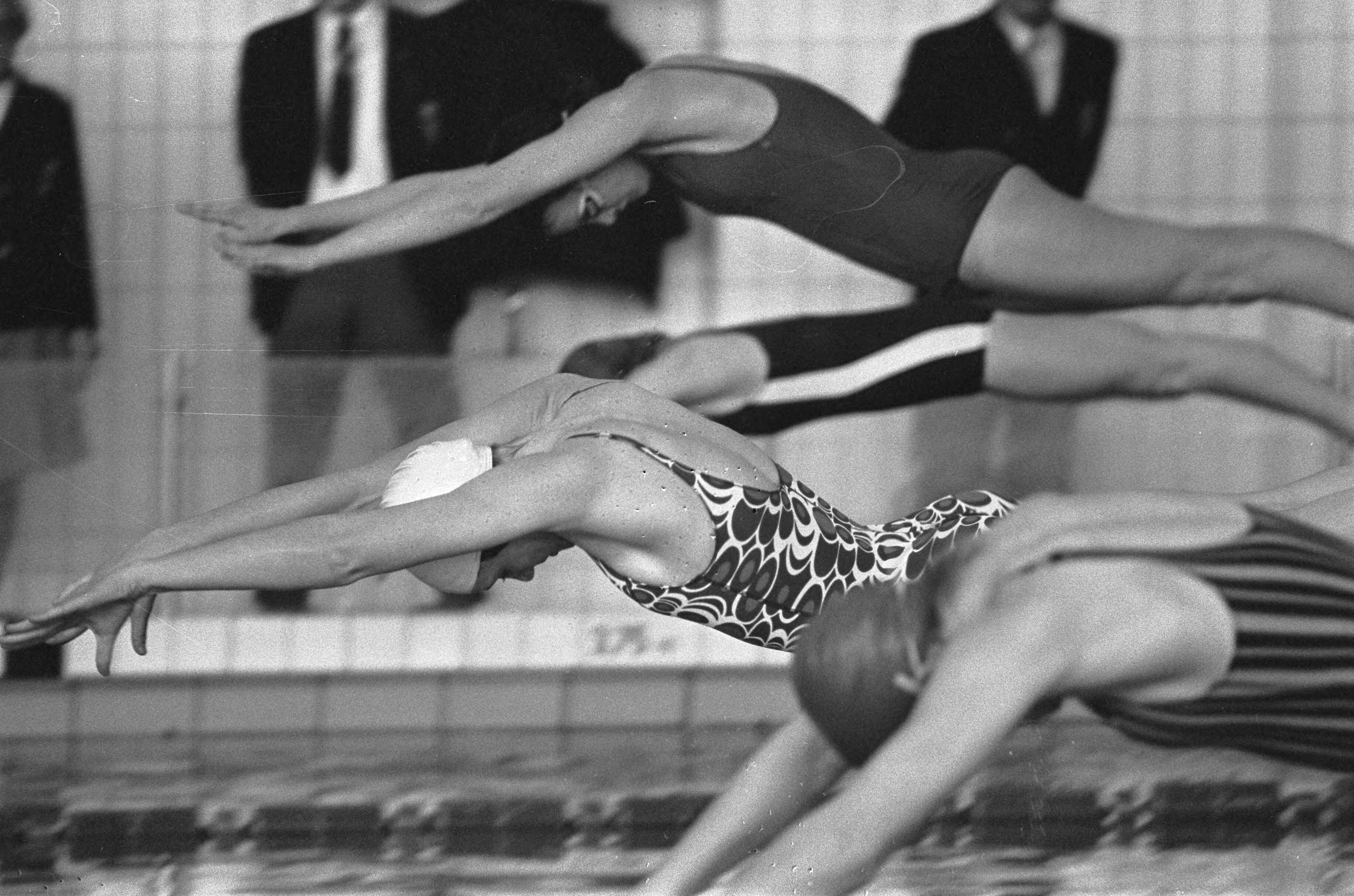 Fotocollectie Anefo — Nederlandse zwemkampioenschappen in Den Haag ; nr. 27 Anke Reynders (midden) — Foto: Mieremet, Rob / Anefo. Licentie: Set B: Rechtenvrij / Publiek Domein. Bron: Nationaal Archief. http://hdl.handle.net/10648/ac468d7c-d0b4-102d-bcf8-003048976d84
