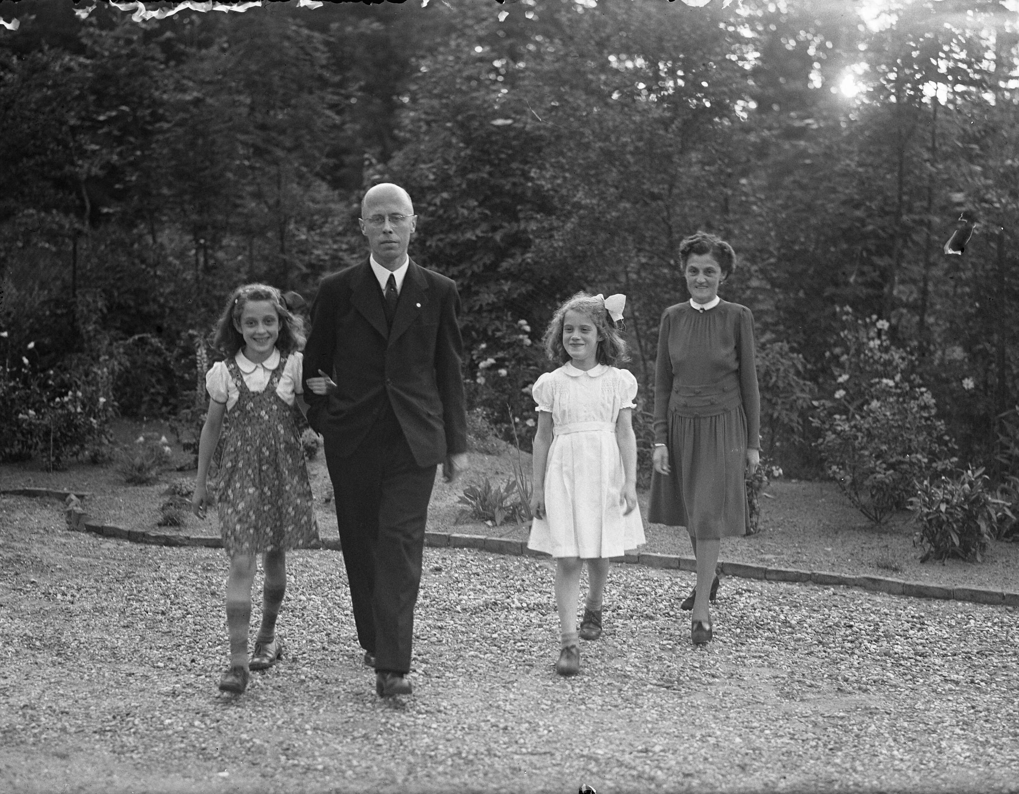 Fotocollectie Anefo — Minister L.J.M. Beel met vrouw en kinderen in tuin van zijn woonhuis te Wassenaar — Foto: IMF / Anefo. Licentie: Set B: Rechtenvrij / Publiek Domein. Bron: Nationaal Archief. http://hdl.handle.net/10648/a8a0266a-d0b4-102d-bcf8-003048976d84