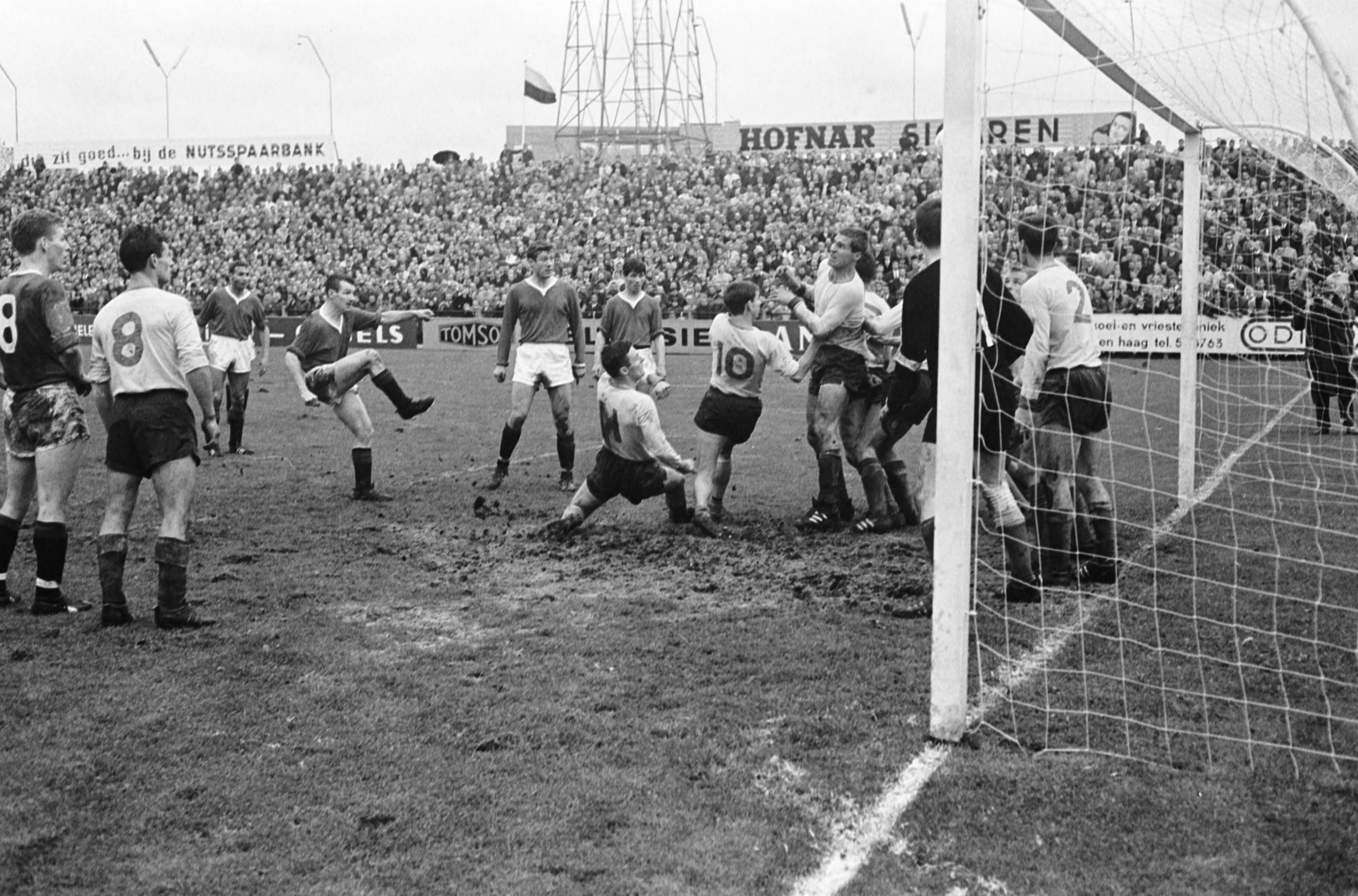 Voetbalwedstrijd ADO - Sittardia te Den Haag: 1-2 — ADO speler Heijnen schiet in, maar scoort niet — Foto: Fotograaf Onbekend / Anefo. Licentie: Set B: Rechtenvrij / Publiek Domein. Bron: Nationaal Archief. http://hdl.handle.net/10648/ab021b16-d0b4-102d-bcf8-003048976d84