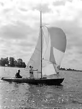 Fotocollectie Anefo — Zeilen; Hollandweek te Loosdrecht — Foto: Pot, Harry / Anefo. Licentie: Set B: Rechtenvrij / Publiek Domein. Bron: Nationaal Archief. http://hdl.handle.net/10648/a9667b26-d0b4-102d-bcf8-003048976d84