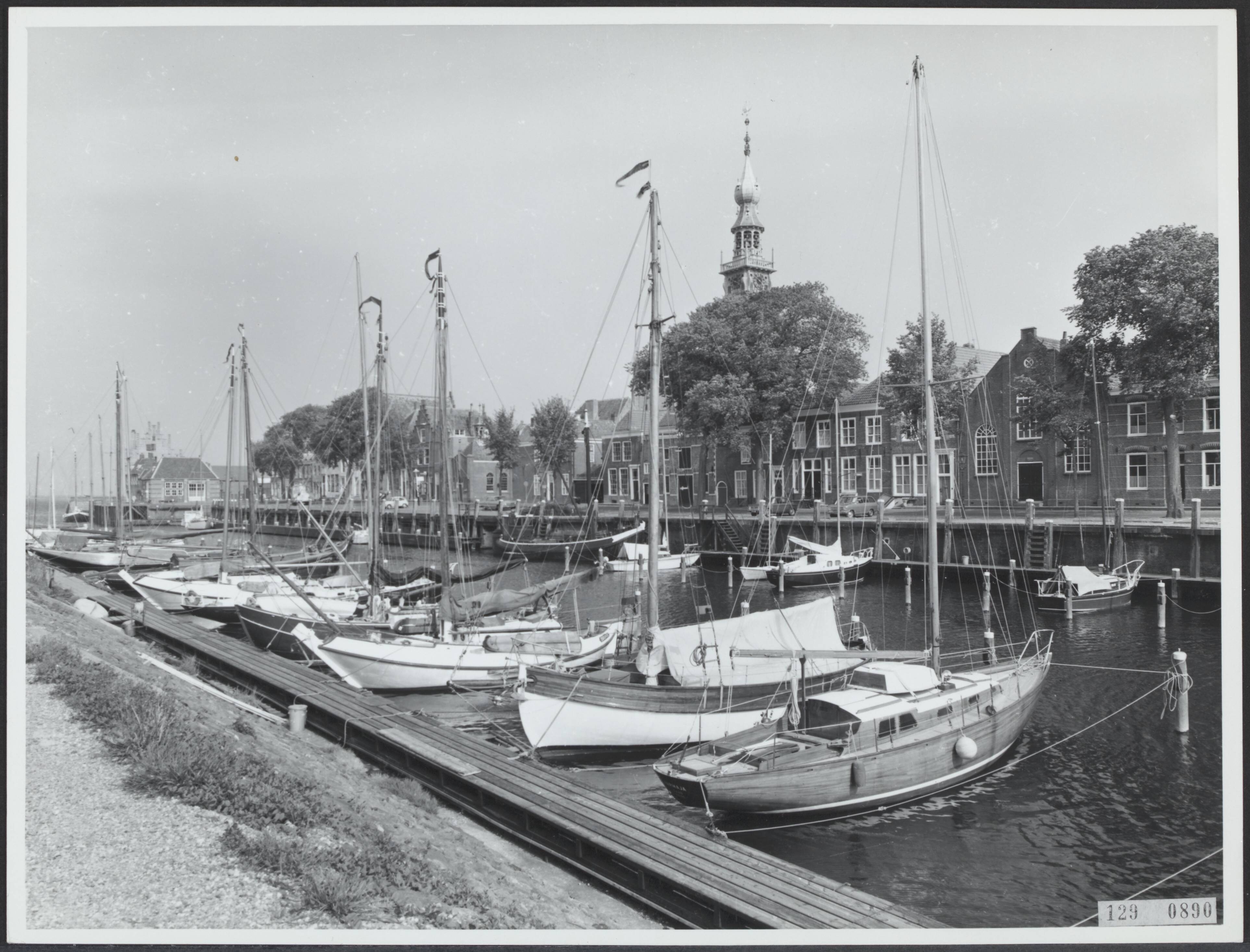 Fotocollectie Rijksvoorlichtingsdienst Eigen — Veere. De Kade, mei 1968, na restauratie — Foto: Rijksdienst voor de Monumentenzorg. Licentie: Set B: Rechtenvrij / Publiek Domein. Bron: Nationaal Archief. http://hdl.handle.net/10648/af4809b0-d0b4-102d-bcf8-003048976d84