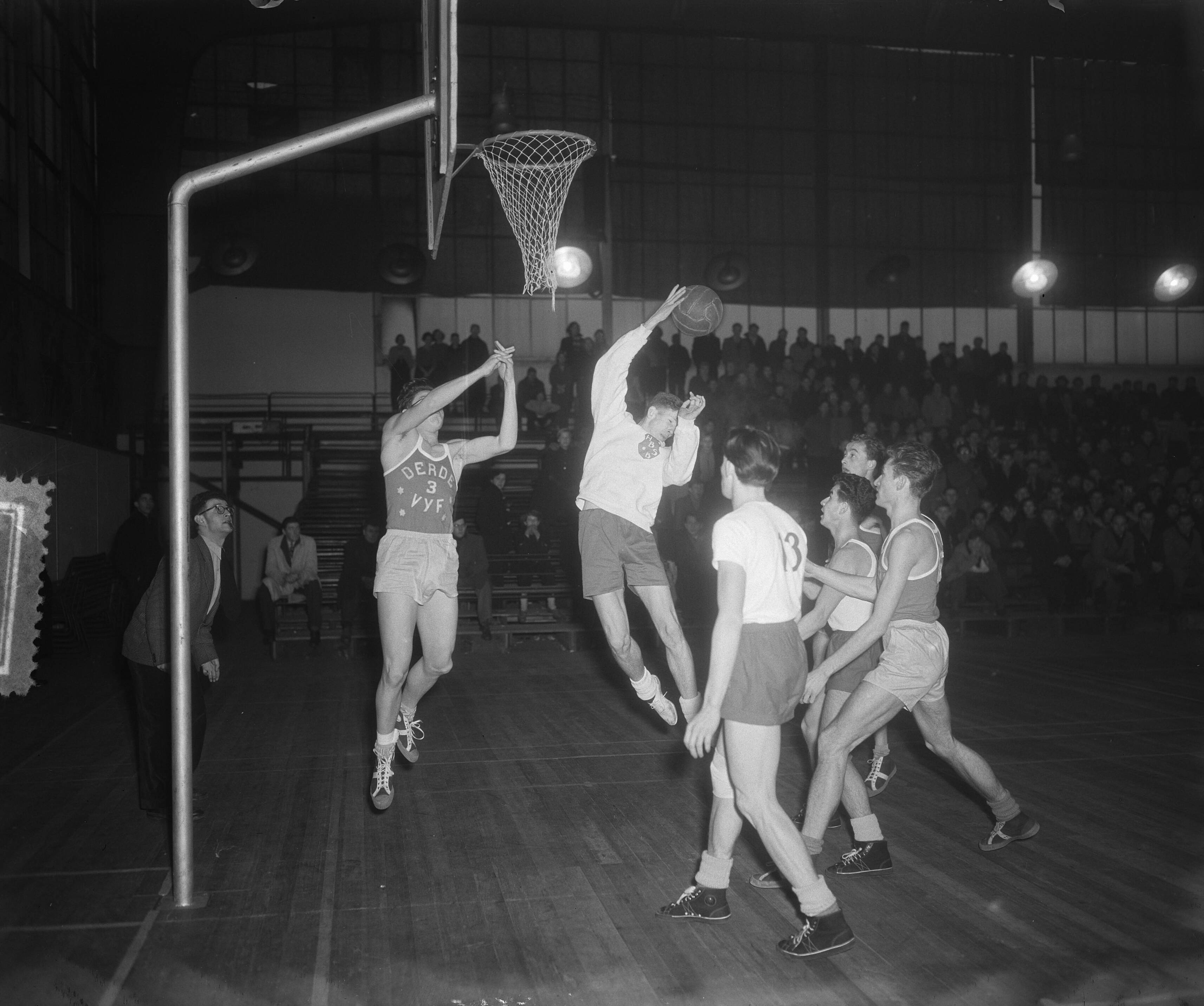 Fotocollectie Anefo — Basketbal. HBS Amsterdam tegen Haarlem in de Apollohal — Foto: Pot, Harry / Anefo. Licentie: Set B: Rechtenvrij / Publiek Domein. Bron: Nationaal Archief. http://hdl.handle.net/10648/a904d25e-d0b4-102d-bcf8-003048976d84