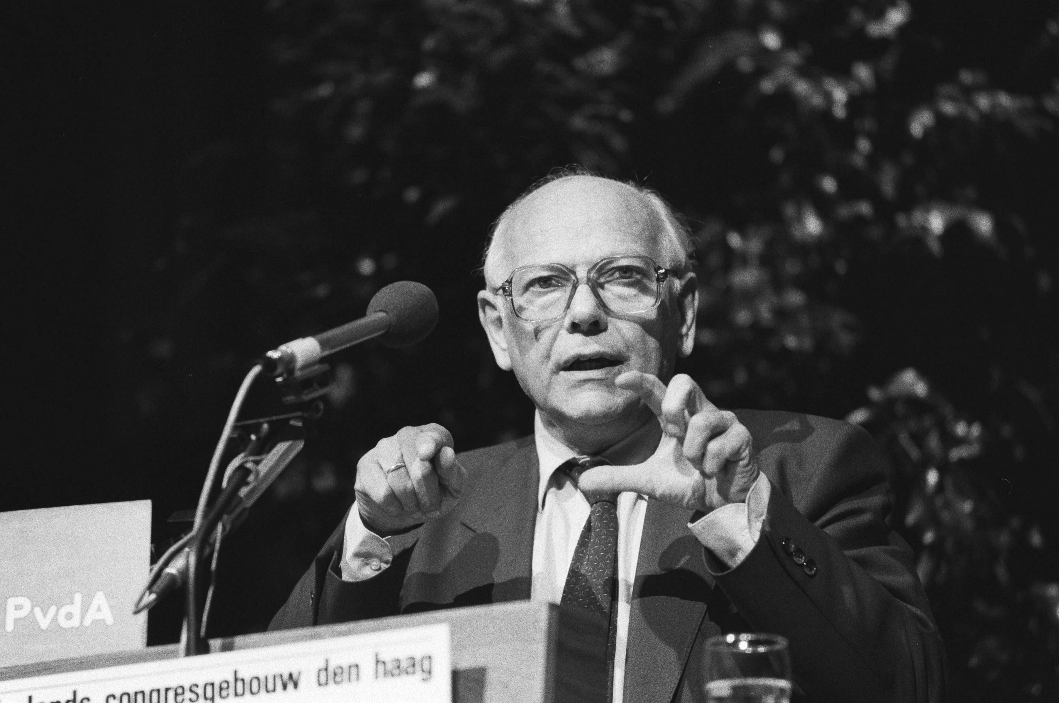Congres van de PvdA in Den Haag — Den Uyl spreekt de slotrede uit — Foto: Croes, Rob C. / Anefo. Licentie: Set B: Rechtenvrij / Publiek Domein. Bron: Nationaal Archief. http://hdl.handle.net/10648/ad2872aa-d0b4-102d-bcf8-003048976d84