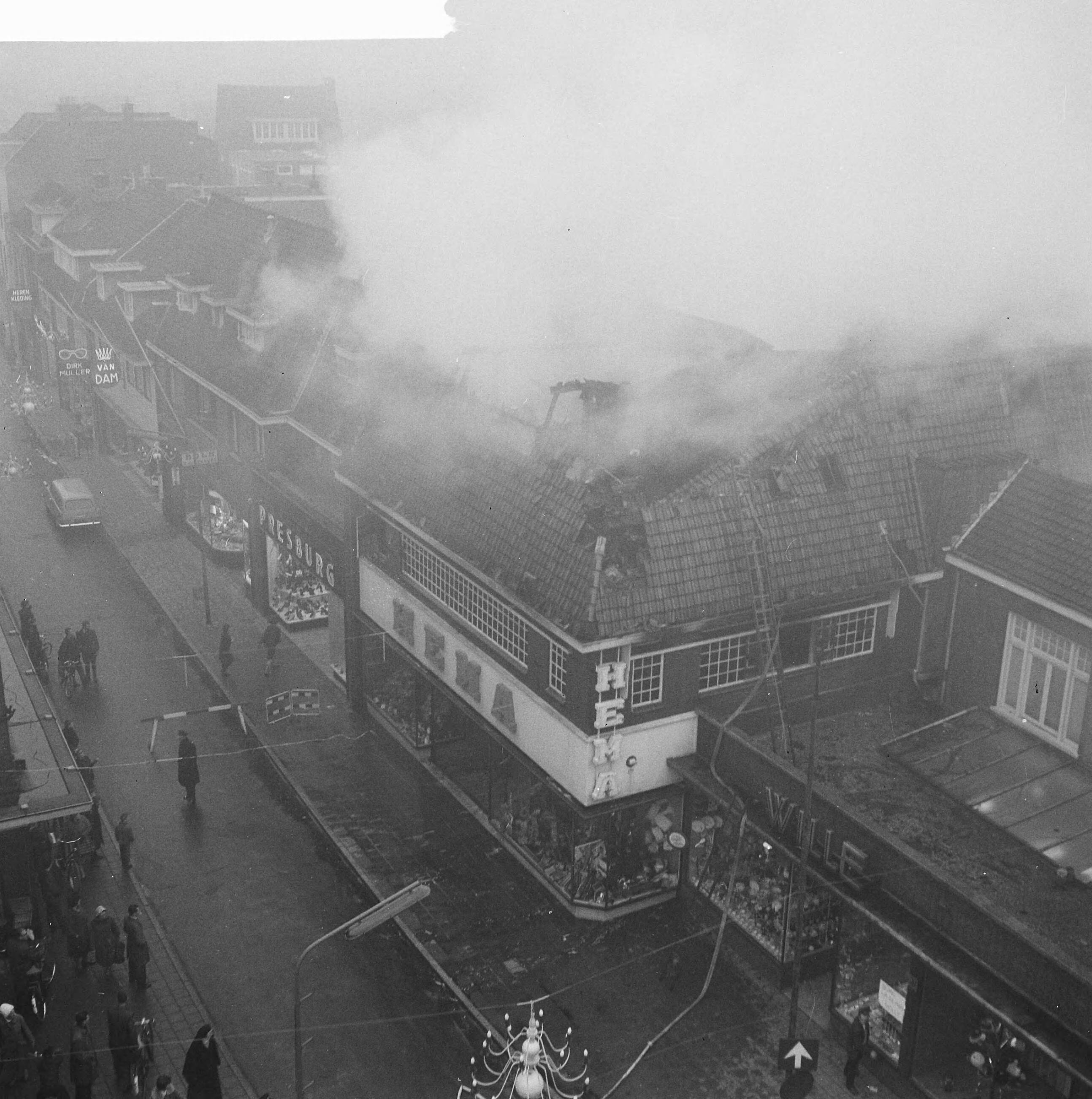 Fotocollectie Anefo — Hema-filiaal te Hilversum door brand vernield. Het vernielde pand aan de Krekstraat — Foto: Nijs, Jac. de / Anefo. Licentie: Set B: Rechtenvrij / Publiek Domein. Bron: Nationaal Archief. http://hdl.handle.net/10648/aa4ff738-d0b4-102d-bcf8-003048976d84
