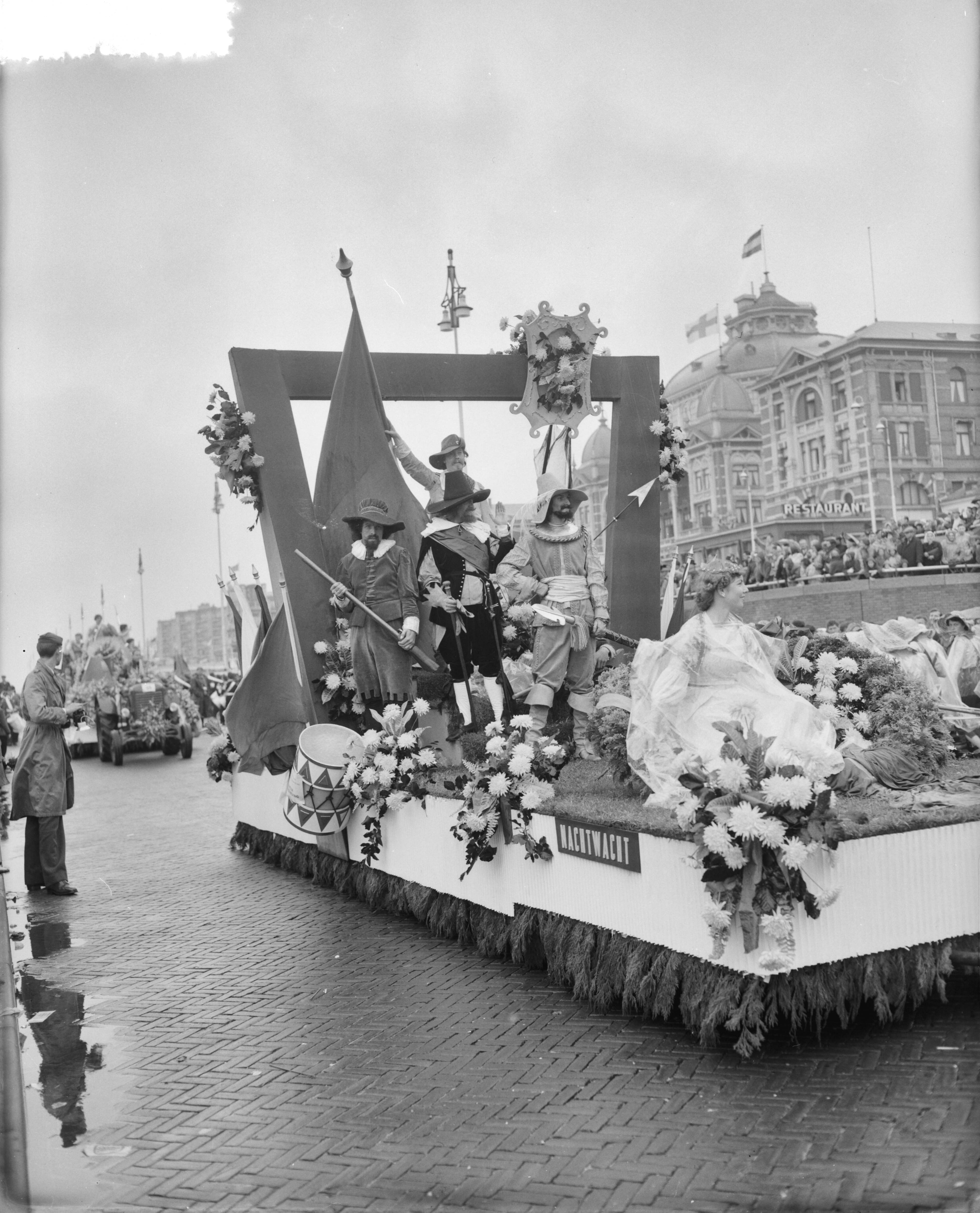 Fotocollectie Anefo — Bloemencorso op de boulevard van Scheveningen. Praalwagen met historisch thema — Foto: Bilsen, Joop van / Anefo. Licentie: Set B: Rechtenvrij / Publiek Domein. Bron: Nationaal Archief. http://hdl.handle.net/10648/a94d4b10-d0b4-102d-bcf8-003048976d84