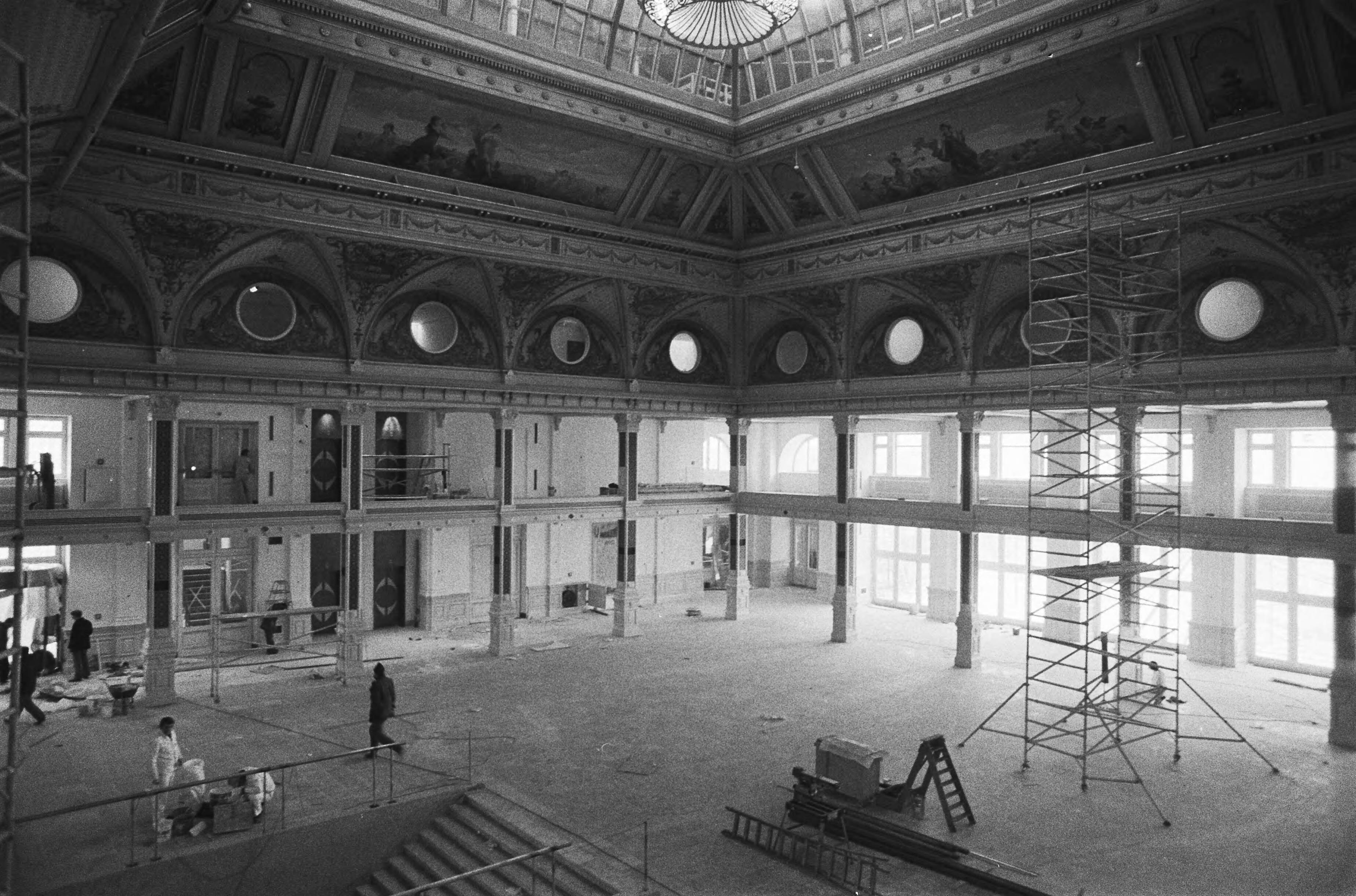 Restauratie van het Kurhaus in Scheveningen — Zuid-Holland|Scheveningen|restauraties |hotels |interieurs|Kurhaus — Foto: Suyk, Koen / Anefo. Licentie: Set B: Rechtenvrij / Publiek Domein. Bron: Nationaal Archief. http://hdl.handle.net/10648/acc4c1e2-d0b4-102d-bcf8-003048976d84
