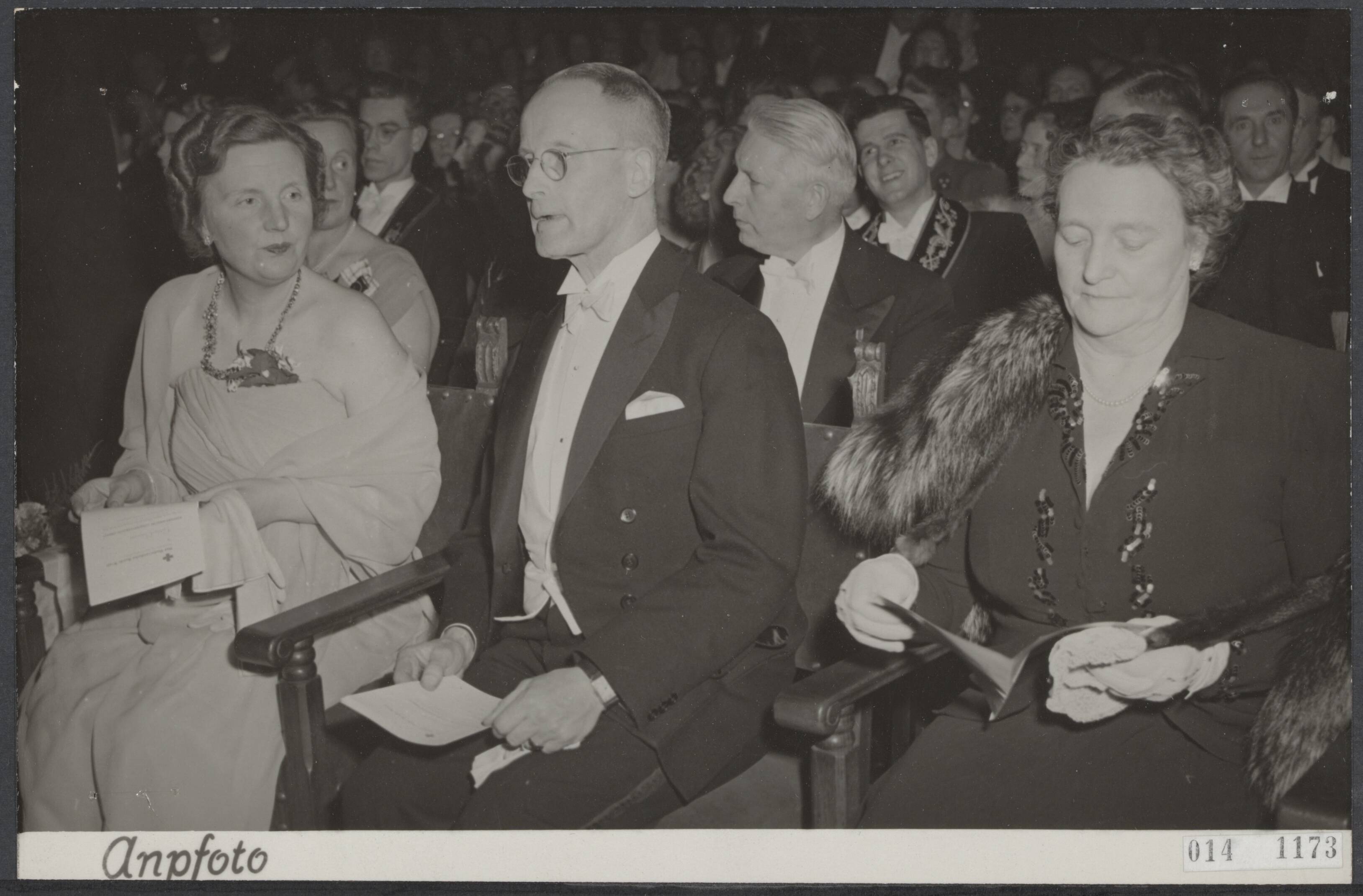 Fotocollectie Elsevier Binnenland — Koningin Juliana heeft donderdagavond in Tivoli het ten bate van de Bloedtransfusiedienst van het Rode Kruis gegeven concert door het Concertgebouworest onder leidin van Hein Jordans bijgewioond. Naast de koningin jhr. H. Beelaerts van Blokland — Foto: ANP / RVD of rechtenvrij. Licentie: Set B: Rechtenvrij / Publiek Domein. Bron: Nationaal Archief. http://hdl.handle.net/10648/adb2f89e-d0b4-102d-bcf8-003048976d84