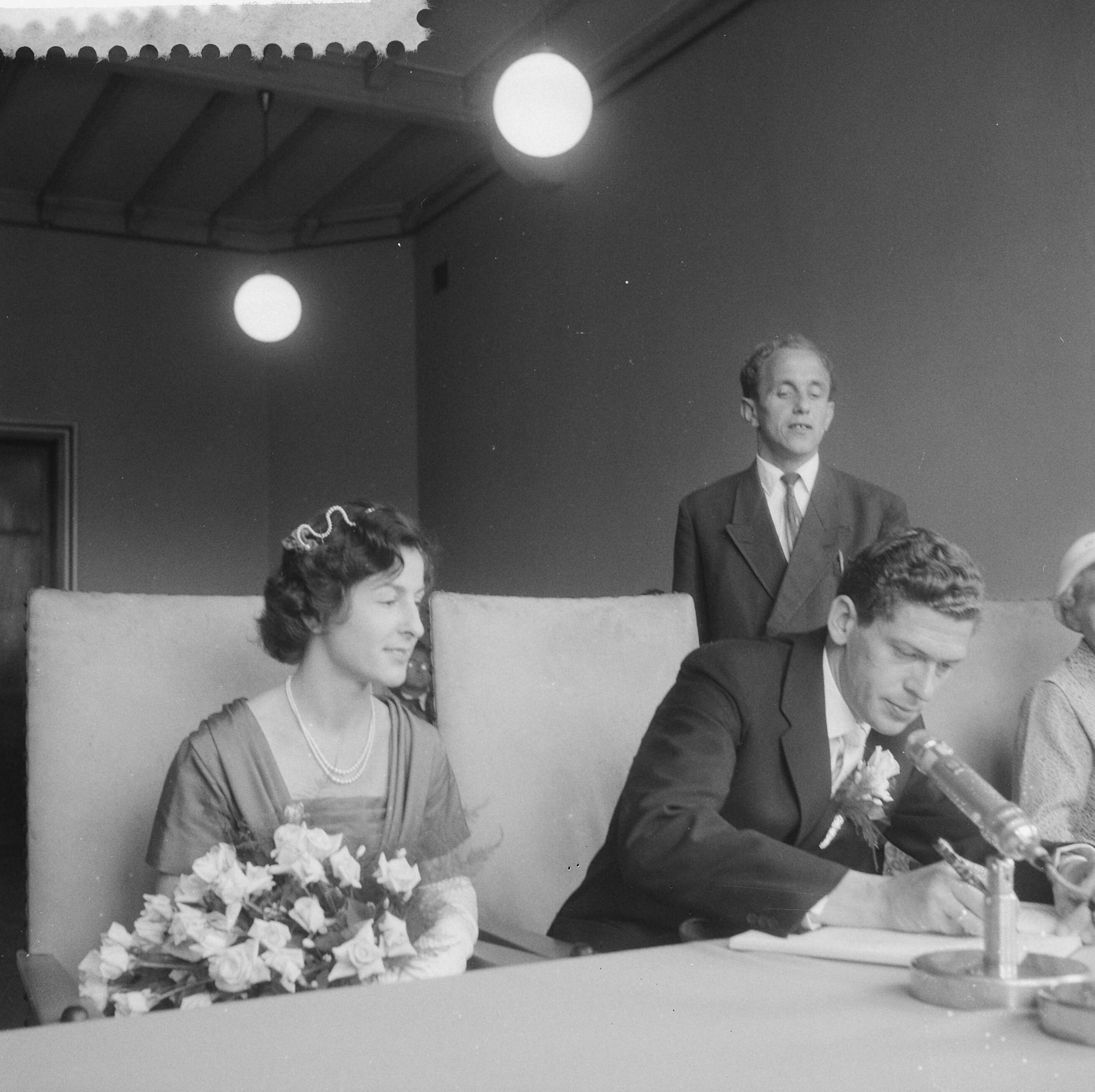 Fotocollectie Anefo — Huwelijk van AVRO-omroepster Ilse Wessel en zanger Jaap Dubbelboer te Baarn — Foto: Noske, J.D. / Anefo. Licentie: Set B: Rechtenvrij / Publiek Domein. Bron: Nationaal Archief. http://hdl.handle.net/10648/a9992a76-d0b4-102d-bcf8-003048976d84