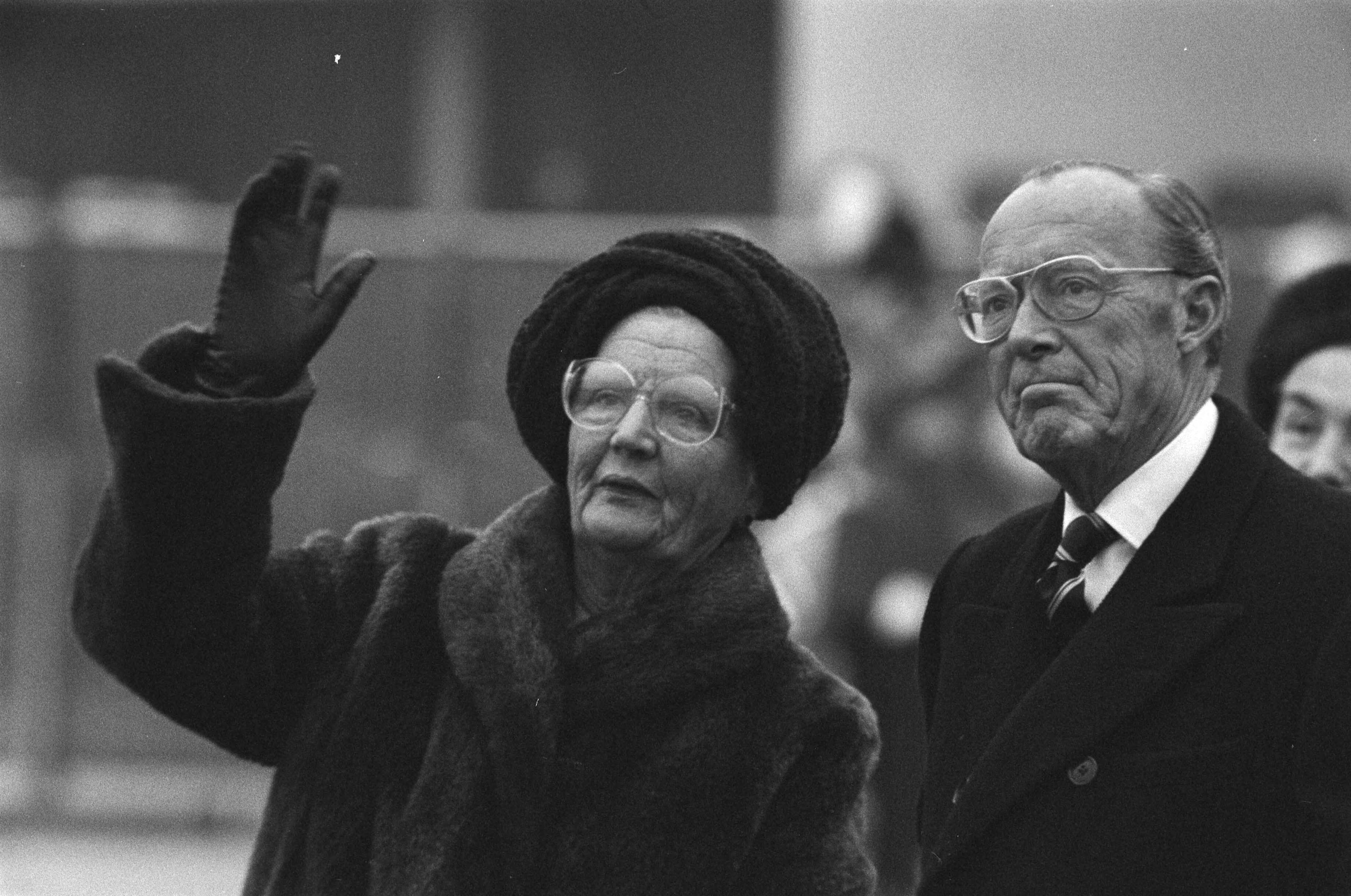 Fotocollectie Anefo — Koningin neemt op Schiphol afscheid van Spaans Koninklijk paar; zwaaiende Koningin Juliana en Prins Bernhard — Foto: Croes, Rob C. / Anefo. Licentie: Set B: Rechtenvrij / Publiek Domein. Bron: Nationaal Archief. http://hdl.handle.net/10648/acdcbebe-d0b4-102d-bcf8-003048976d84