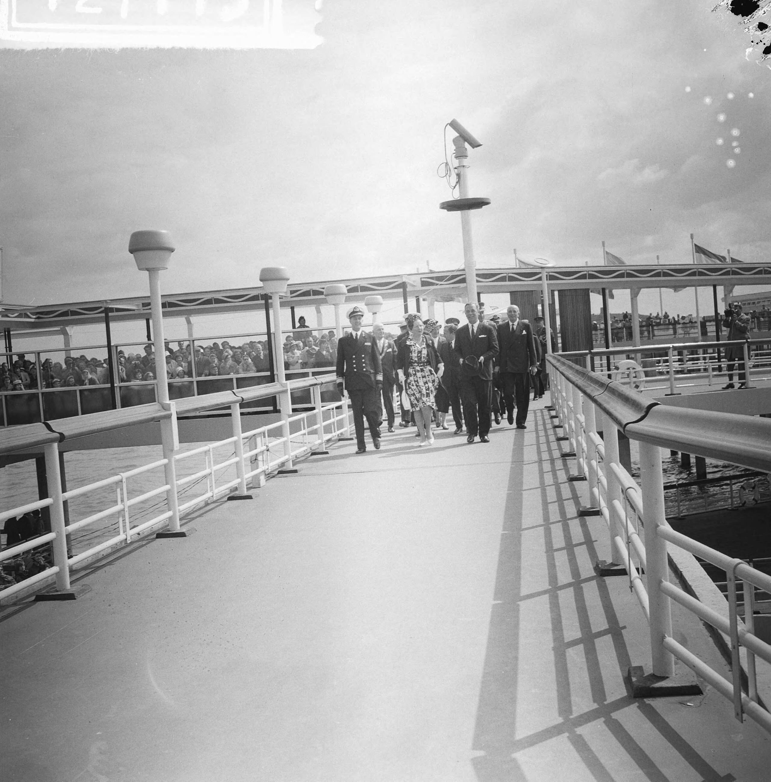 Fotocollectie Anefo — Vlootschouw Scheveningen. Aankomst koningin op pier — Foto: Lindeboom, Henk / Anefo. Licentie: Set B: Rechtenvrij / Publiek Domein. Bron: Nationaal Archief. http://hdl.handle.net/10648/a9dbc6b0-d0b4-102d-bcf8-003048976d84
