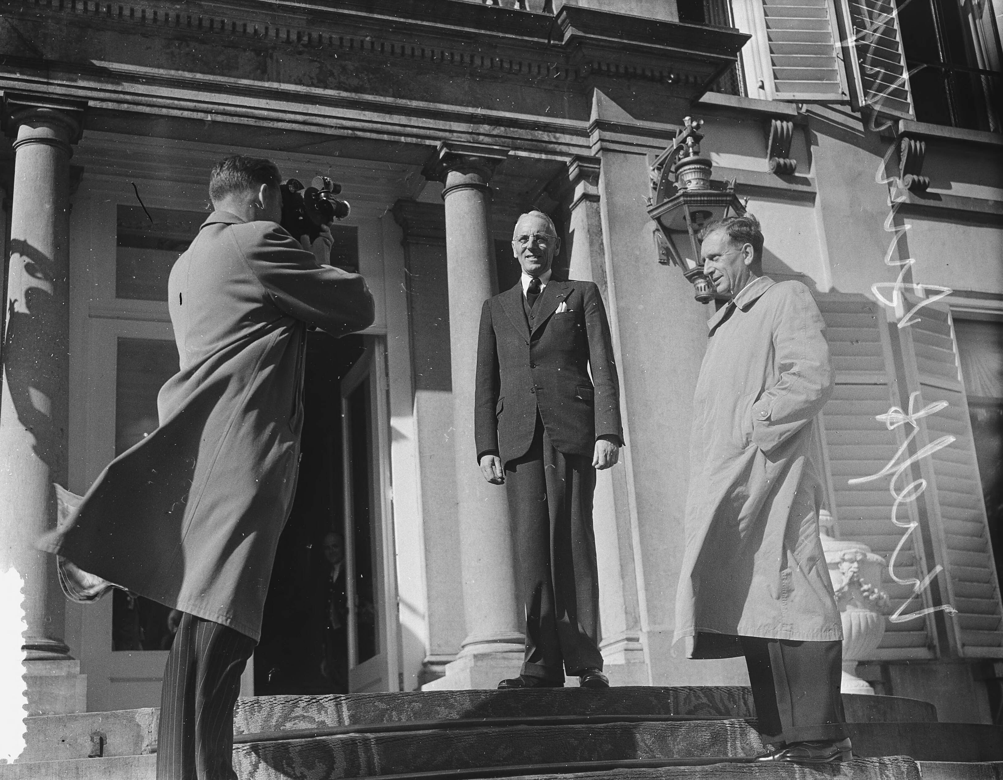 Ontvangst en beëdiging van nieuwe ministers door koningin Juliana — Ontvangst en beëdiging van nieuwe ministers door koningin Juliana op paleis Soestdijk. Minister van Financiën J. van de Kieft en minister van Sociale Zaken en Volksgezondheid J.G. Suurhof — Foto: Bilsen, Joop van / Anefo. Licentie: Set B: Rechtenvrij / Publiek Domein. Bron: Nationaal Archief. http://hdl.handle.net/10648/a8fef794-d0b4-102d-bcf8-003048976d84